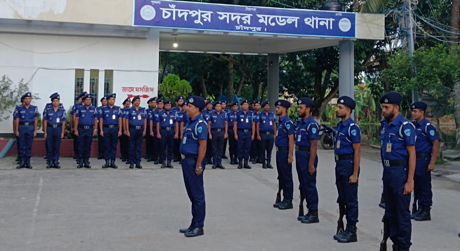 মাননীয় পুলিশ সুপার মহোদয় জনাব মুহম্মদ আব্দুর রকিব (পিপিএম) মহোদয়কে অফিসার ইনচার্জ কর্তৃক সালামি প্রদান।