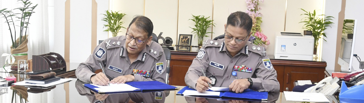 বিদায়ী আইজিপি জনাব বাহারুল আলম বিপিএম এবং নবনিযুক্ত আইজিপি জনাব মোঃ আলী হোসেন ফকির আজ বুধবার সকালে পুলিশ হেডকোয়ার্টার্সে আইজিপির দায়িত্বভার অর্পণ ও গ্রহণ করেন (২৫ ফেব্রুয়ারি ২০২৬)