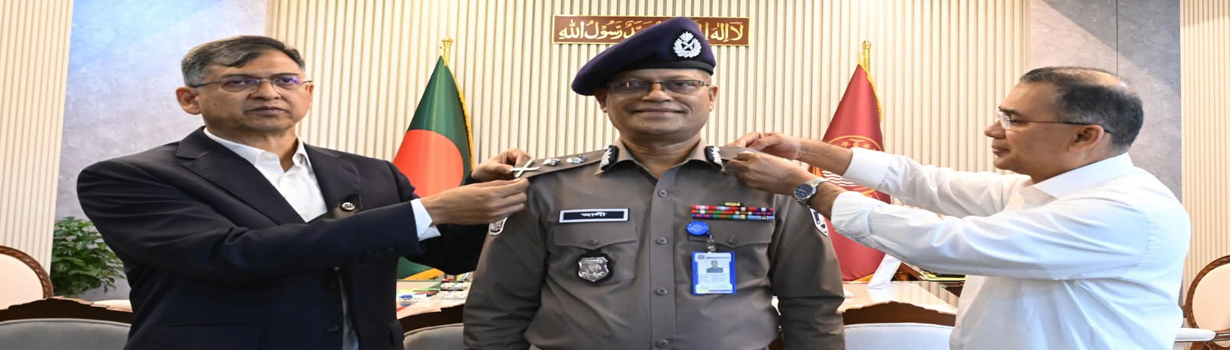 মাননীয় প্রধানমন্ত্রী জনাব তারেক রহমান বাংলাদেশ সচিবালয়ে মন্ত্রিপরিষদ ভবনে নবনিযুক্ত আইজিপি মোঃ আলী হোসেন ফকির মহোদয়-কে র‍্যাংক ব্যাজ পরিয়ে দেন (২৫ ফেব্রুয়ারি ২০২৬)