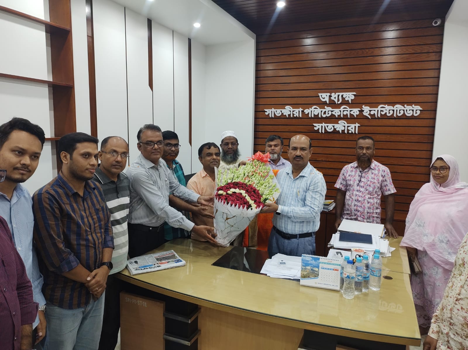 সদ্য যোগদানকৃত প্রিন্সিপাল স্যারকে ফুল দিয়ে বরণ