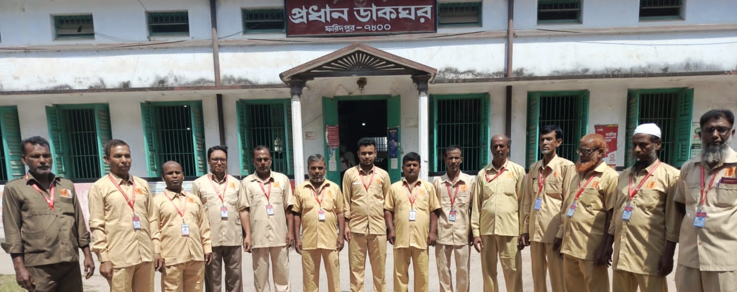 ডাক কর্মীদের পোষাকে ডাক বিভাগে লোগো যুক্ত করা হলো।