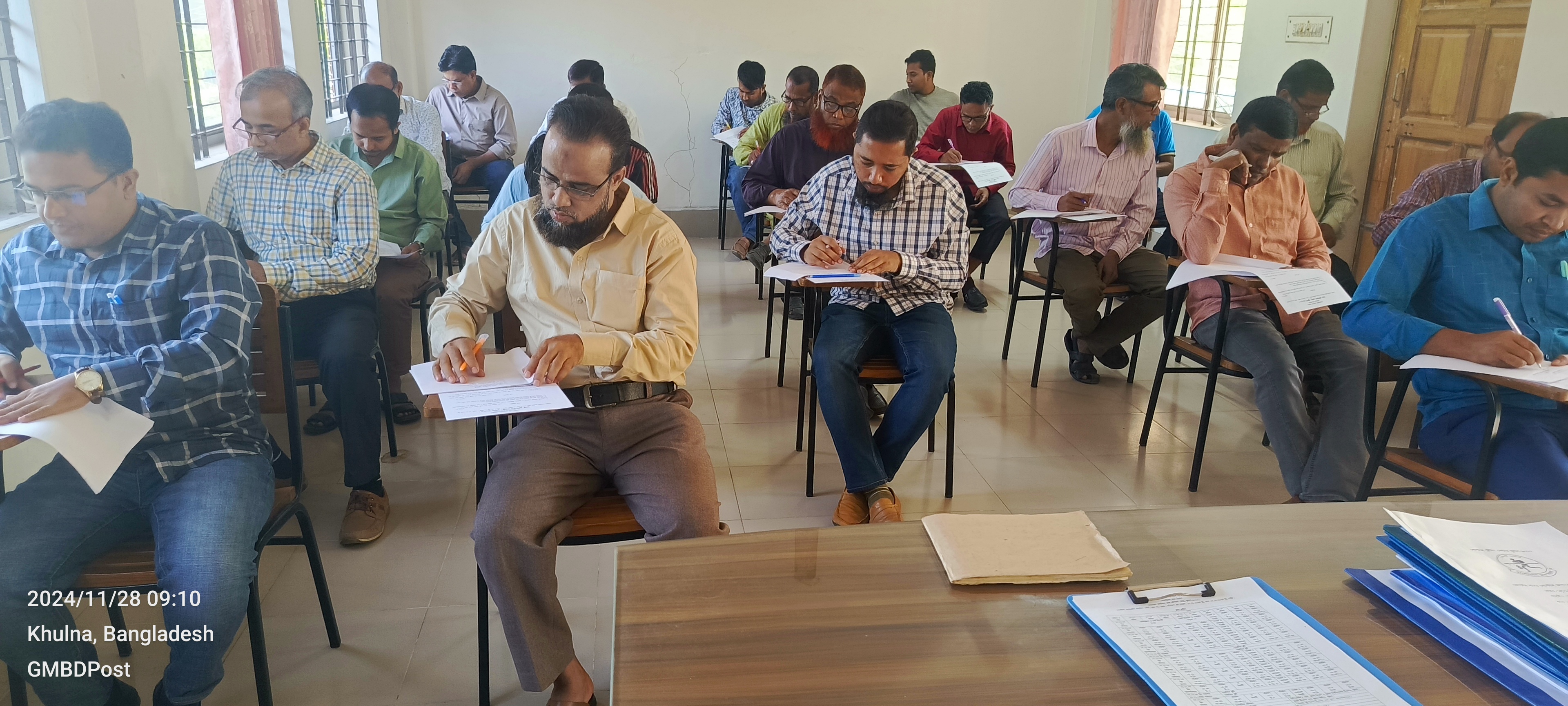 পোস্টাল অপারেটর প্রাথমিক কোর্স ব্যাচ-২৩৬ এর প্রশিক্ষণার্থীদের সাথে বিভিন্ন সেশনে পোস্টাল ট্রেনিং সেন্টারের প্রিন্সিপাল, ট্রেনিং অফিসারসহ প্রশিক্ষকবৃন্দ।