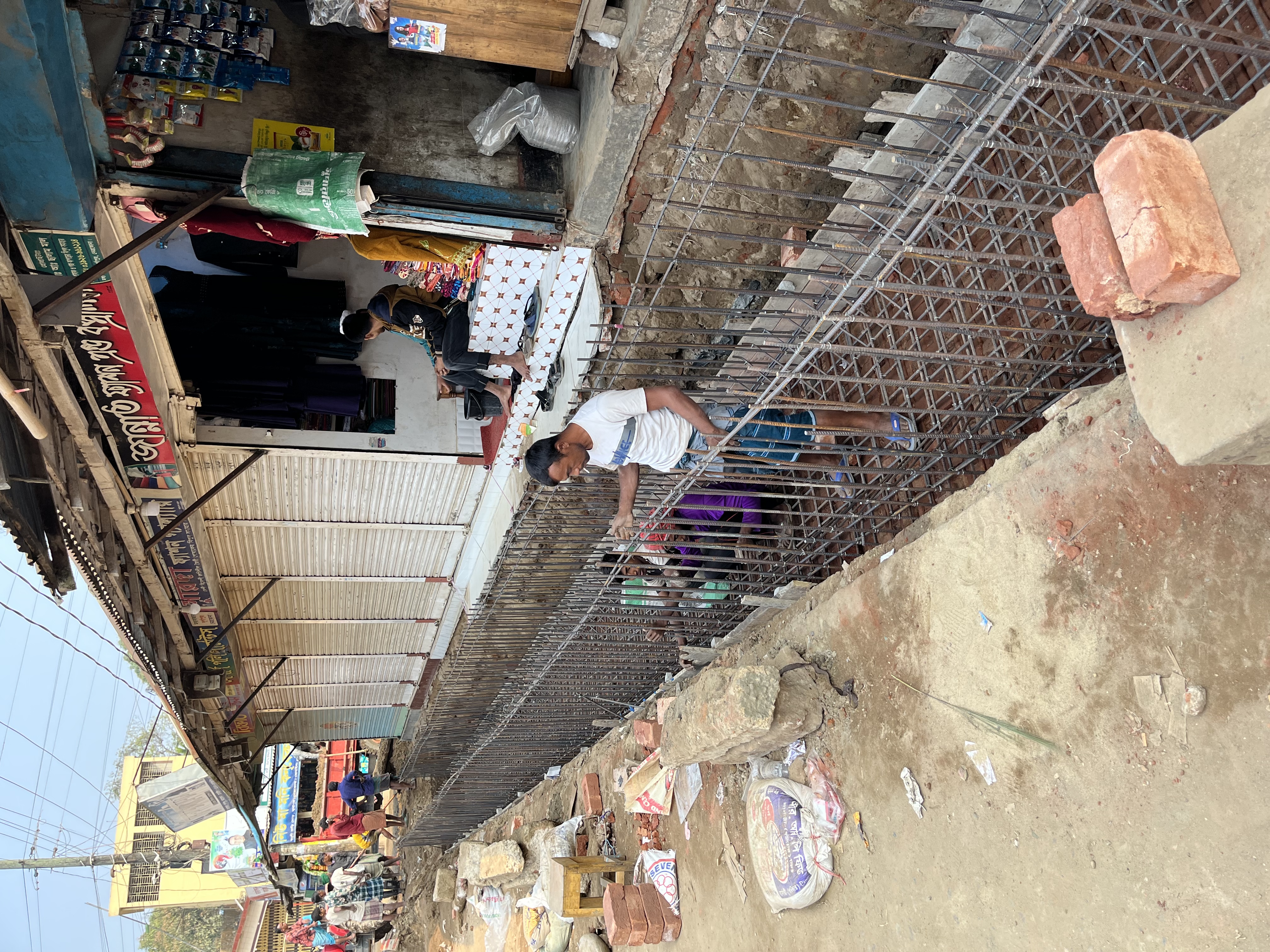 গোপালের পানের দোকান হইতে ফল মহাল পর্যন্ত আরসিসি ড্রেন নির্মান কাজের স্থিরচিত্র।