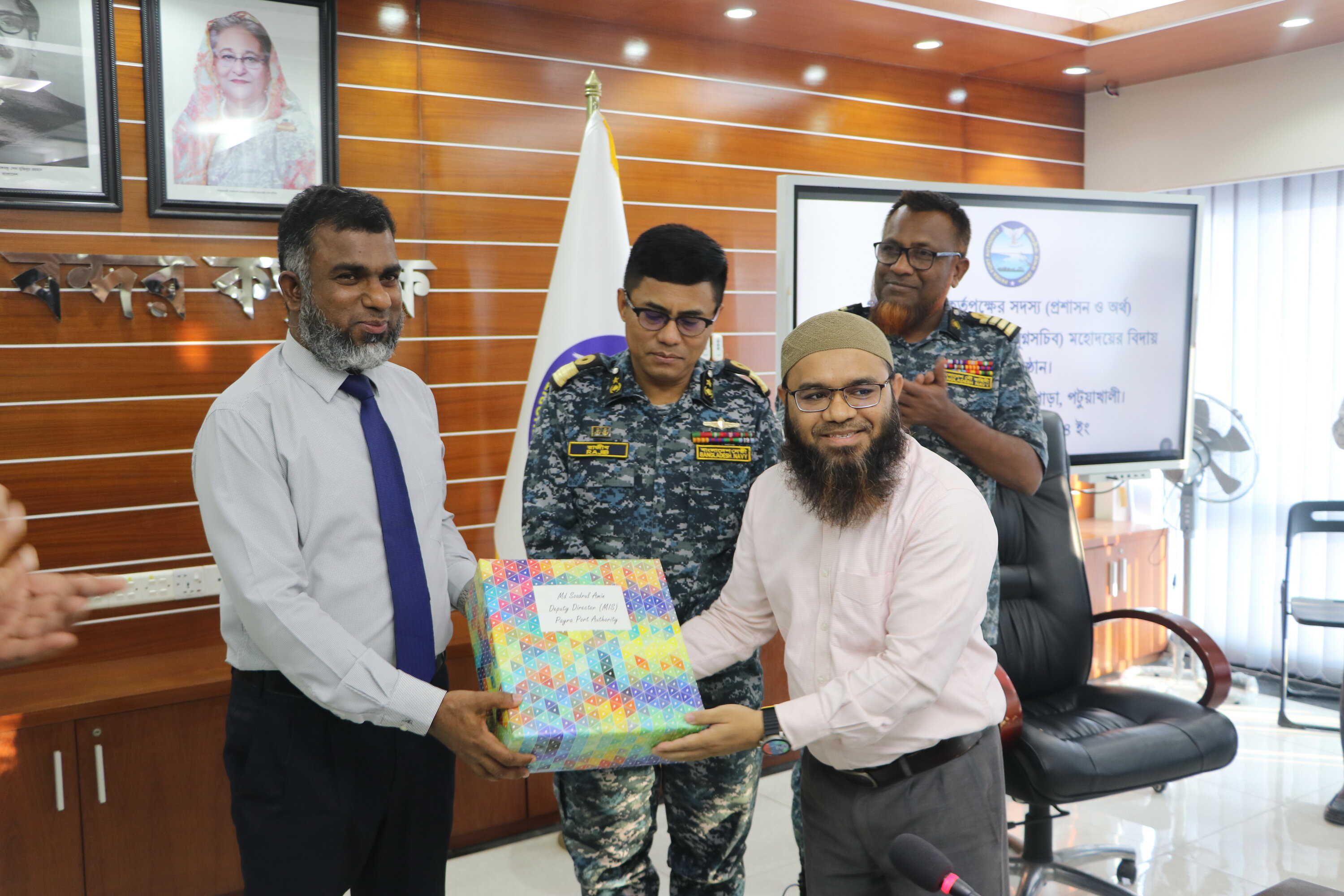 মোঃ সোহরাব হোসেন মহোদয়ের বিদায় অনুষ্ঠানে এম আই এস বিভাগের পক্ষ থেকে গিফট বক্স উপহার