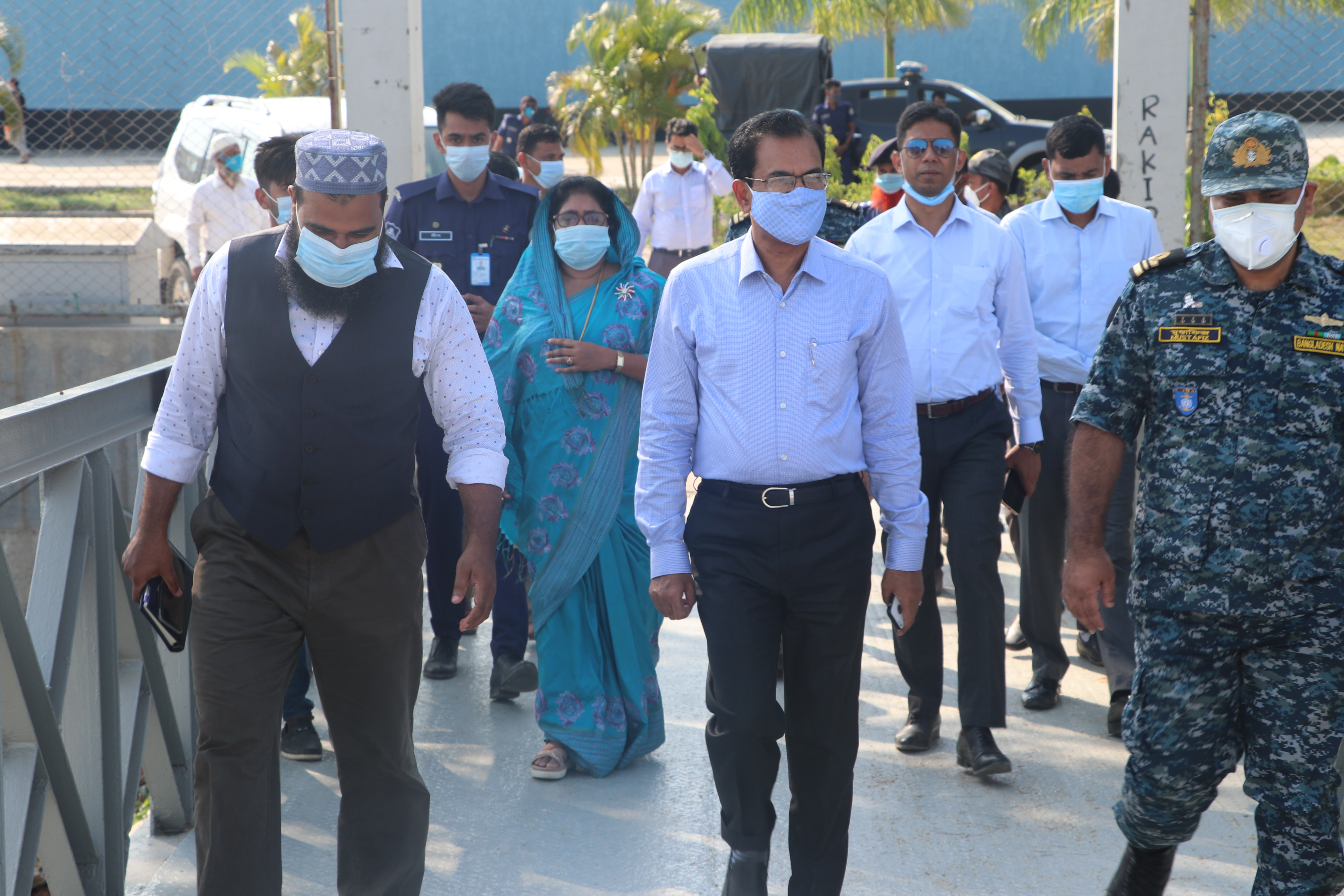 রাবনাবাদ চ্যানেল পরিদর্শনের উদ্দেশ্যে জেটির দিকে কমিশনার মহোদয়ের যাত্রা।