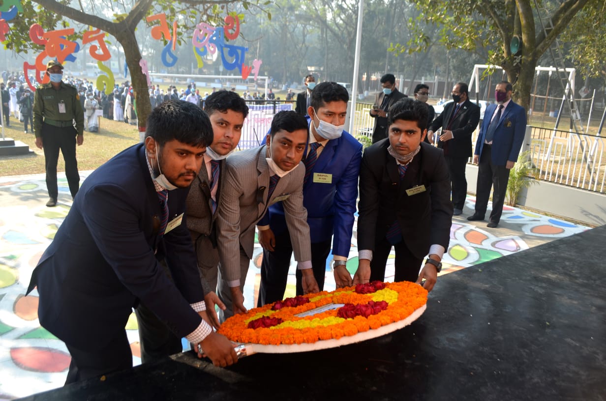 আন্তর্জাতিক মাতৃভাষা ও শহীদ দিবসে বিপিএটিসির শহীদ মিনারে পুষ্পস্তবক অর্পণ করছেন প্রশিক্ষণার্থীরা