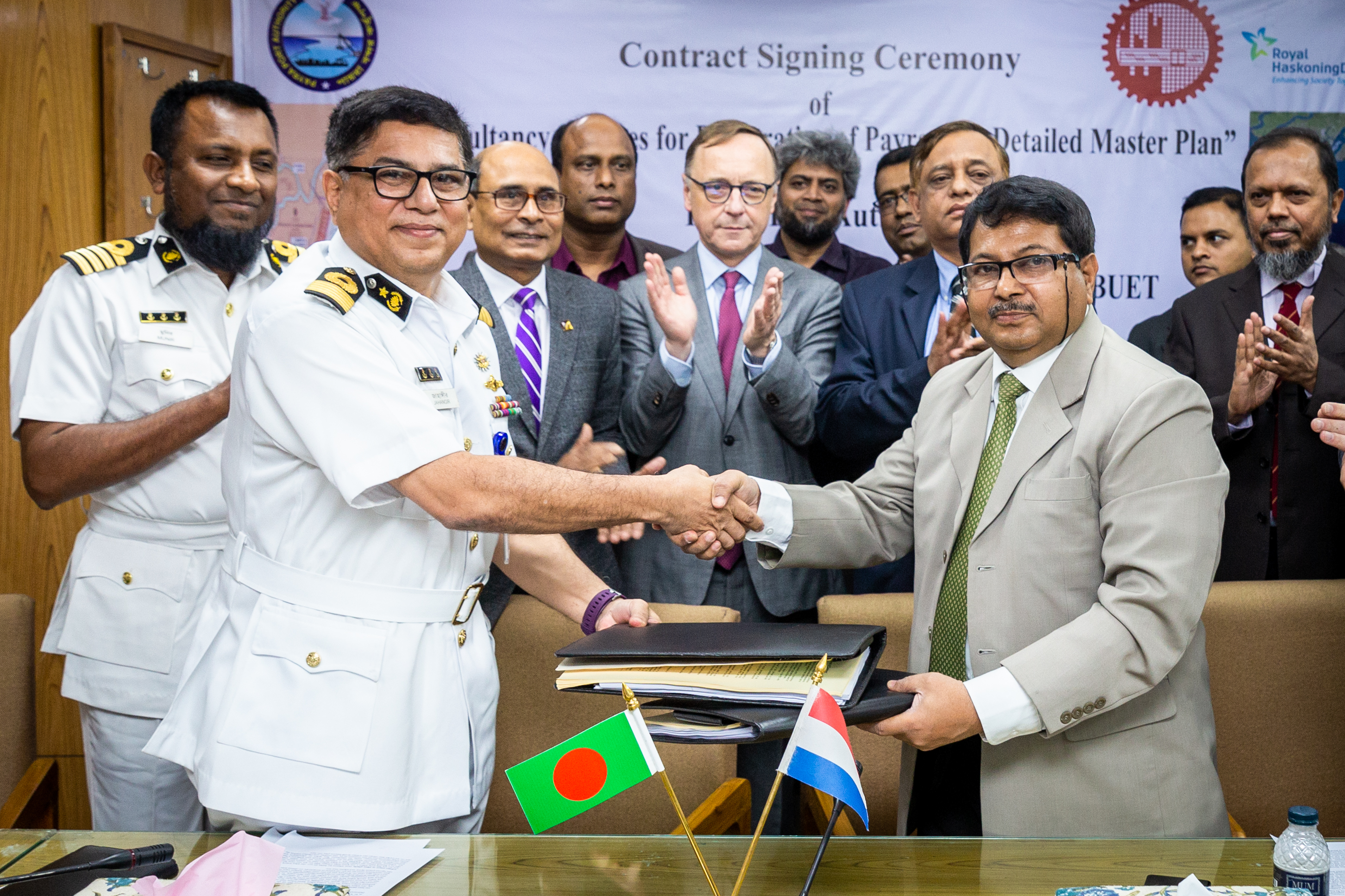 চুক্তি স্বাক্ষর