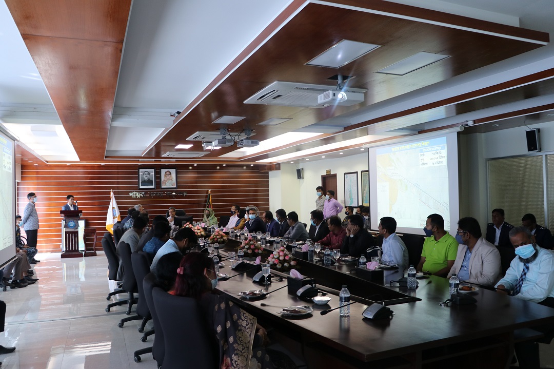 পায়রা বন্দরের কনফারেন্স কক্ষে বন্দরের ও জাতীয় রাজস্ব বোর্ডের উর্ধ্বতন কর্মকর্তাবৃন্দের উপস্থিতিতে জাতীয় রাজস্ব বোর্ডের চেয়ারম্যান জনাব আবু হেনা মোঃ রহমাতুল মুনিম এবং নৌ-পরিবহন মন্ত্রণালয়ের অতিরিক্ত সচিব জনাব লায়লা জেসমিন মহোদয়কে বন্দরের উন্নয়ন কার্যক্রম সম্পর্কে উপস্থাপনা প্রদান।