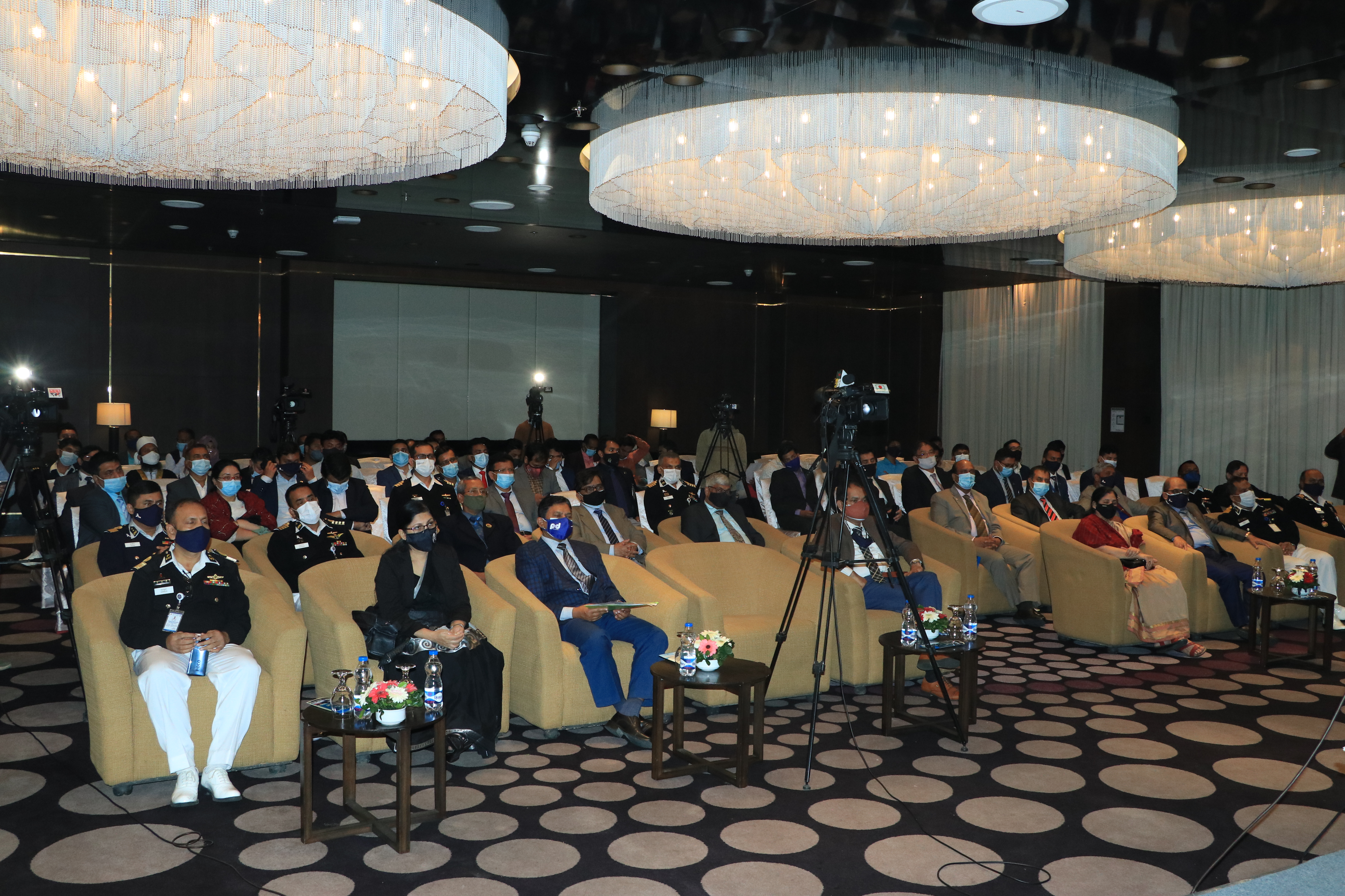 চুক্তি স্বাক্ষর অনুষ্ঠানে অংশগ্রহণকারী পায়রা বন্দর কর্তৃপক্ষ ও খুলনা শিপইয়ার্ড লিঃ এর উর্ধ্বতন কর্মকর্তাবৃন্দ।