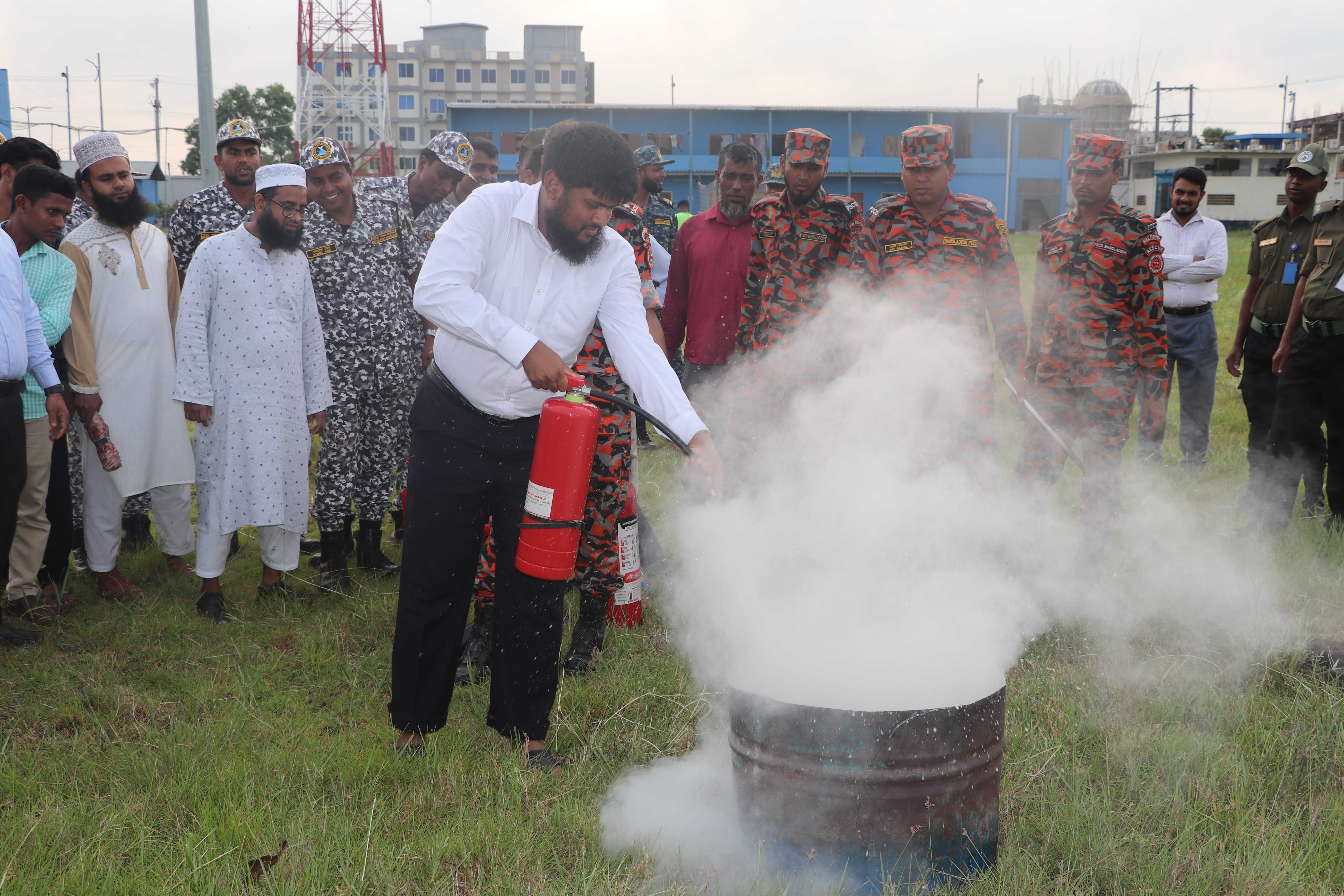 অগ্নি নির্বাপণ প্রশিক্ষণ ও মহড়ার ব্যবহারিক প্রশিক্ষণ।