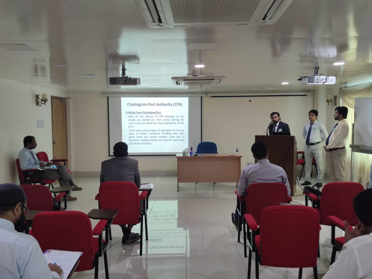 চট্টগ্রাম বন্দরের কর্ণফুলী চ্যানেল পরিদর্শণের উপর উপস্থাপনা করছে প্রশিক্ষণার্থীদের একটি গ্রুপ