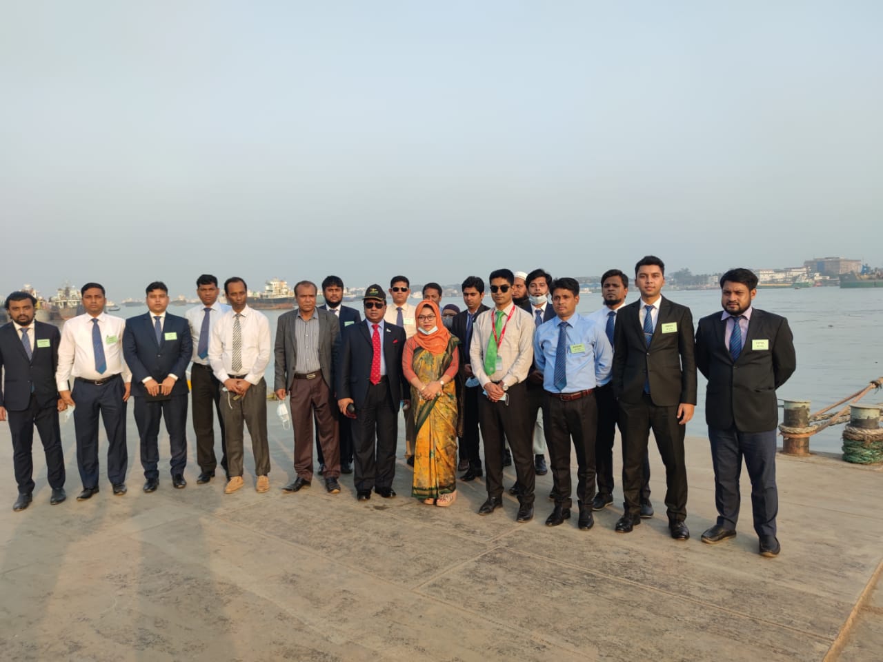 চট্টগ্রাম বন্দরের কর্ণফুলী চ্যানেল পরিদর্শণ করার পূর্বে জেটিতে কোর্স ম্যানেজমেন্ট টীম ও প্রশিক্ষণার্থীরা