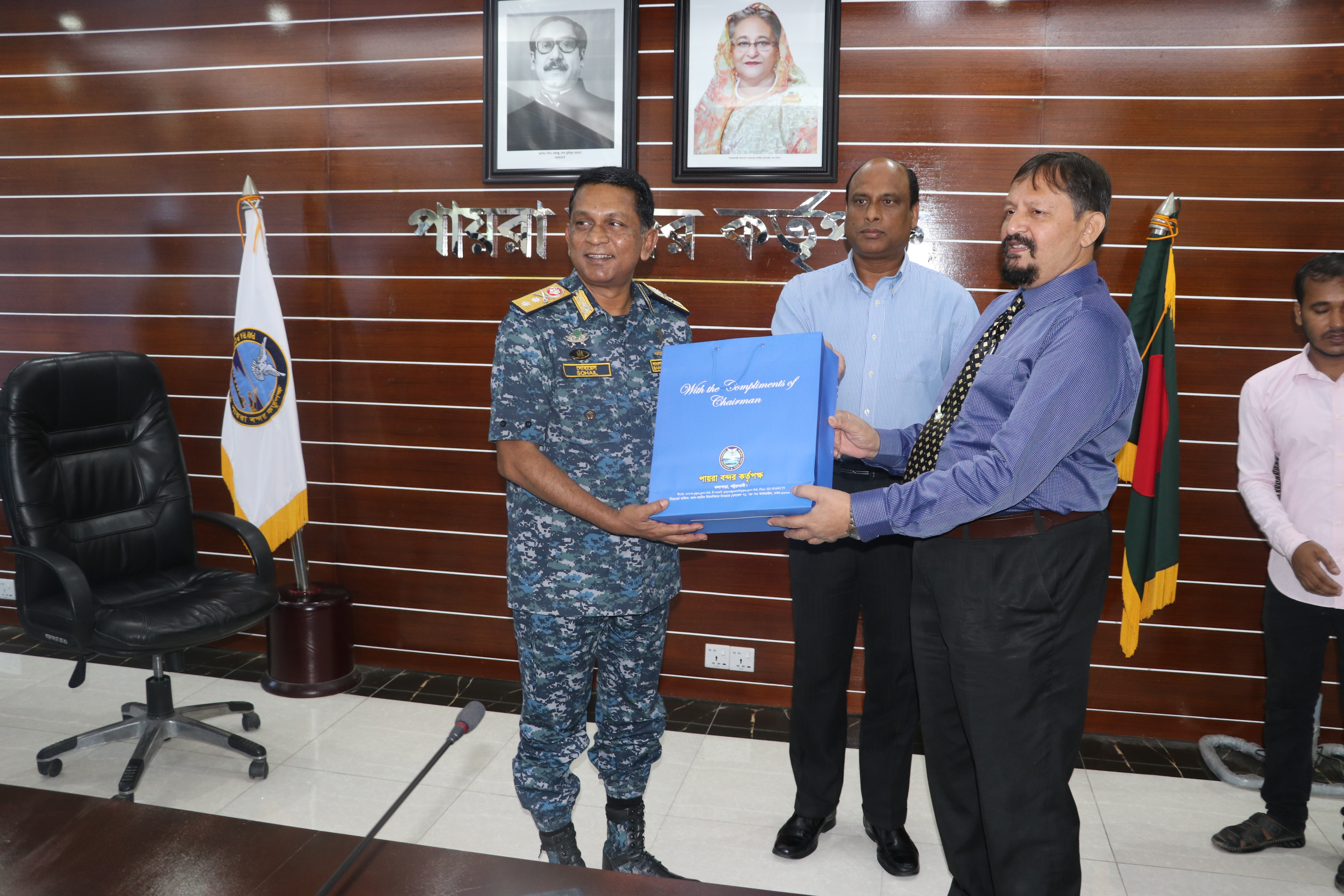 পায়রা বন্দর কর্তৃপক্ষের পক্ষ থেকে বিদায়ী পরিচালক (প্রশাসন) মহোদয়-কে উপহার প্রদান।