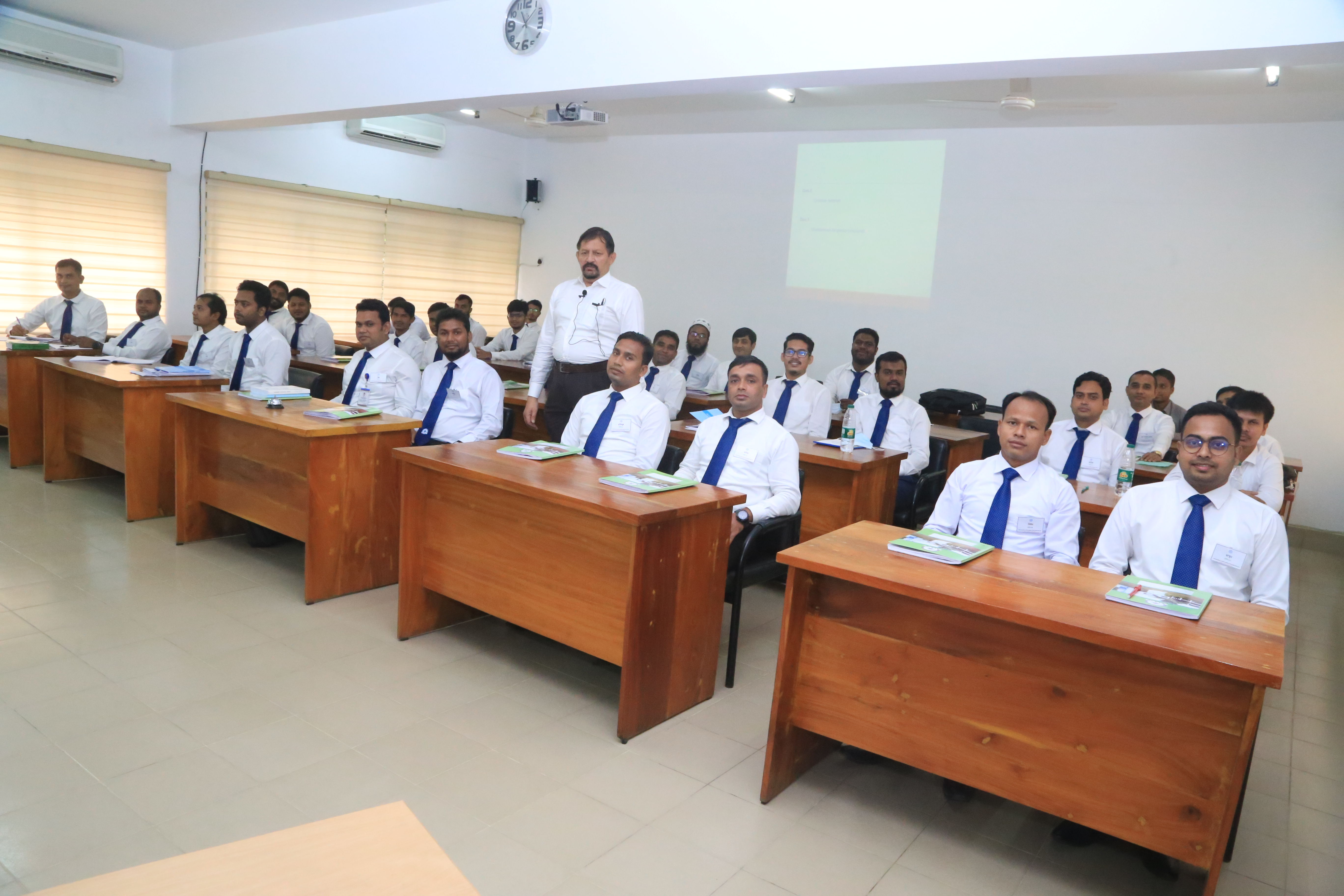 পরিচালক (প্রশাসন), পাবক মহোদয়ের সাথে শ্রেণিকক্ষে প্রশিক্ষণার্থীরা