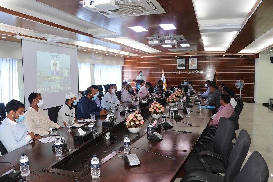 পায়রা বন্দরের কনফারেন্স কক্ষে বন্দরের কর্মকর্তাবৃন্দের উপস্থিতিতে বরিশাল বিভাগীয় কমিশনার মহোদয়কে বন্দরের উন্নয়ন কার্যক্রম সম্পর্কে উপস্থাপনা প্রদান।