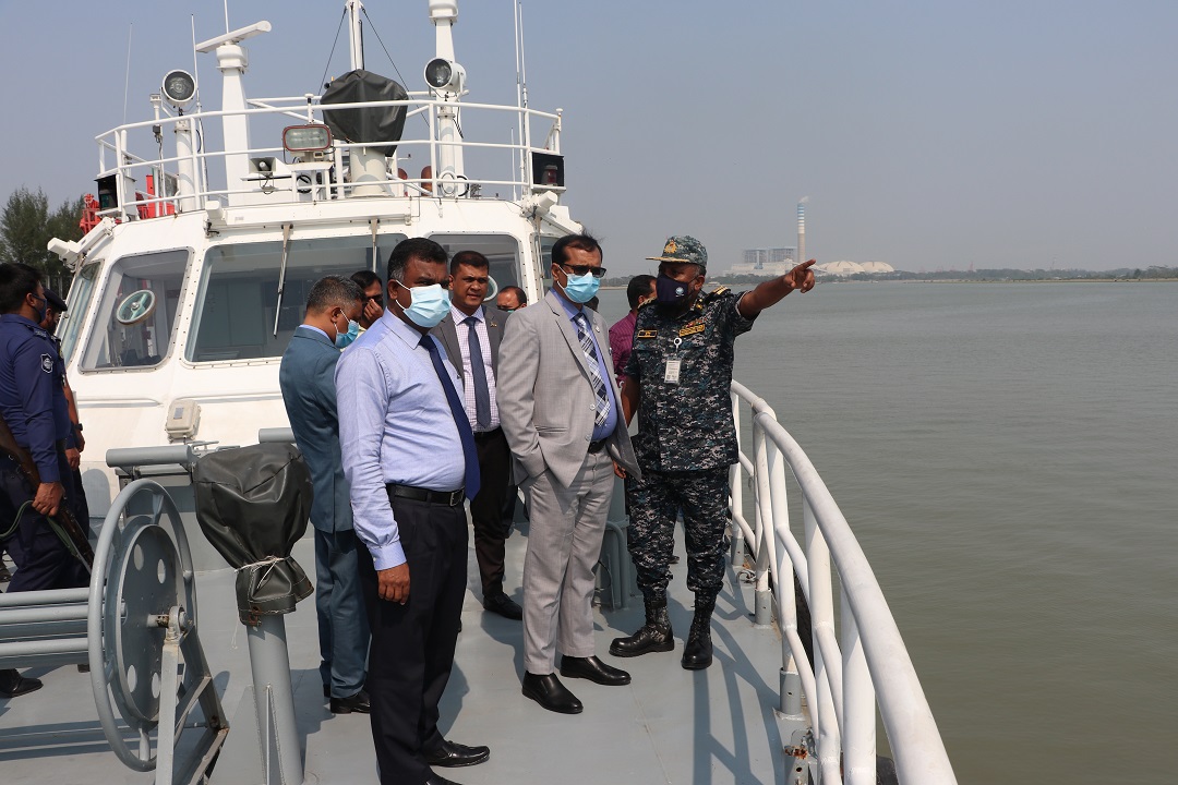 রাবনাবাদ চ্যানেল পরিদর্শনের সময় কমিশনার মহোদয়।