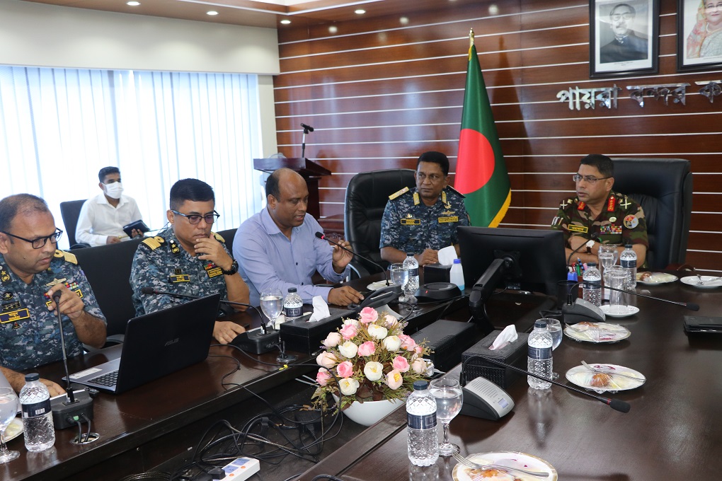 পায়রা বন্দরের কনফারেন্স কক্ষে বন্দরের উন্নয়ন কার্যক্রম সম্পর্কে উপস্থাপনা প্রদান