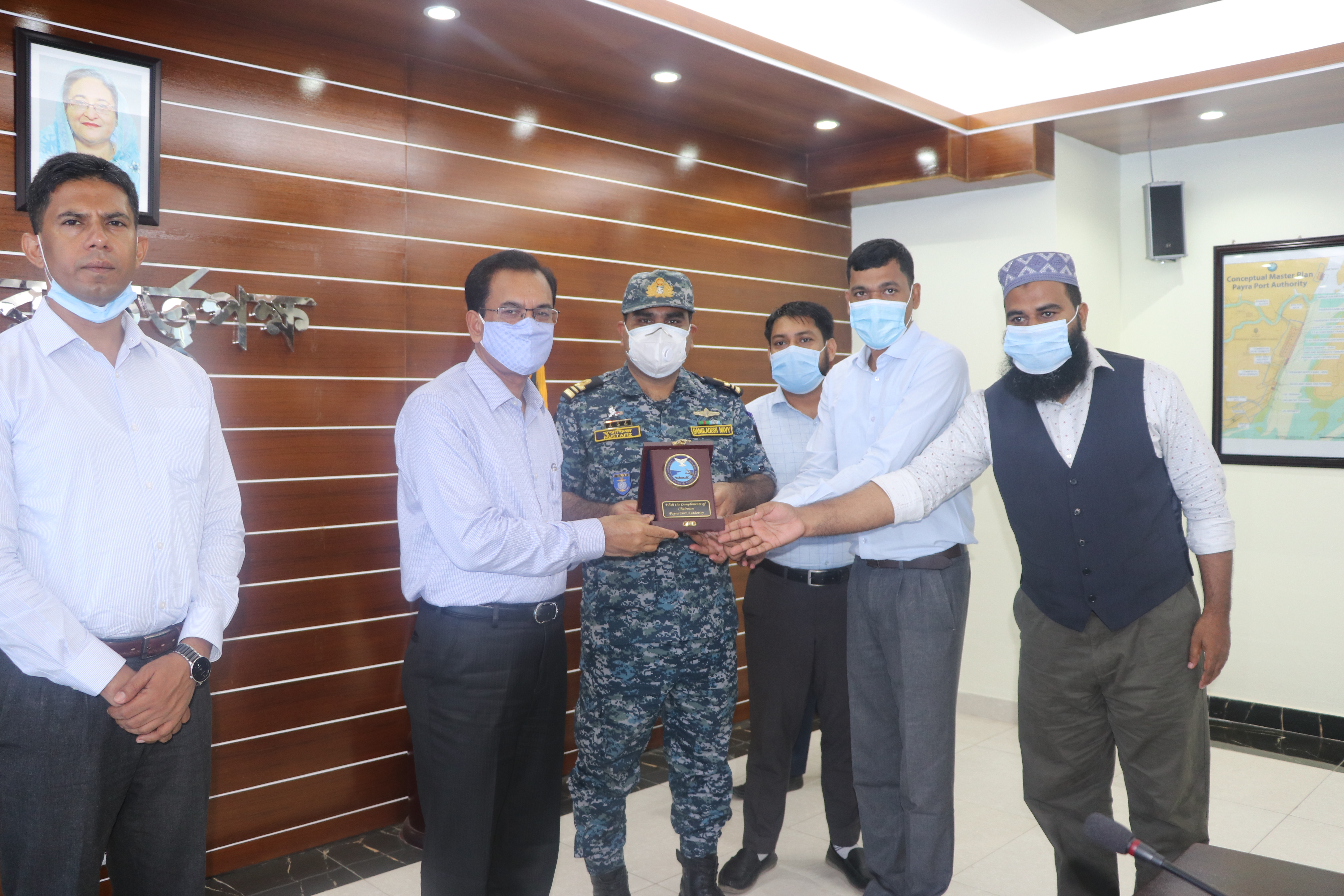 পায়রা বন্দরের পক্ষ থেকে বিভাগীয় কমিশনার মহোদয়কে শুভেচ্ছা স্মারক হিসেবে ক্রেস্ট প্রদান।