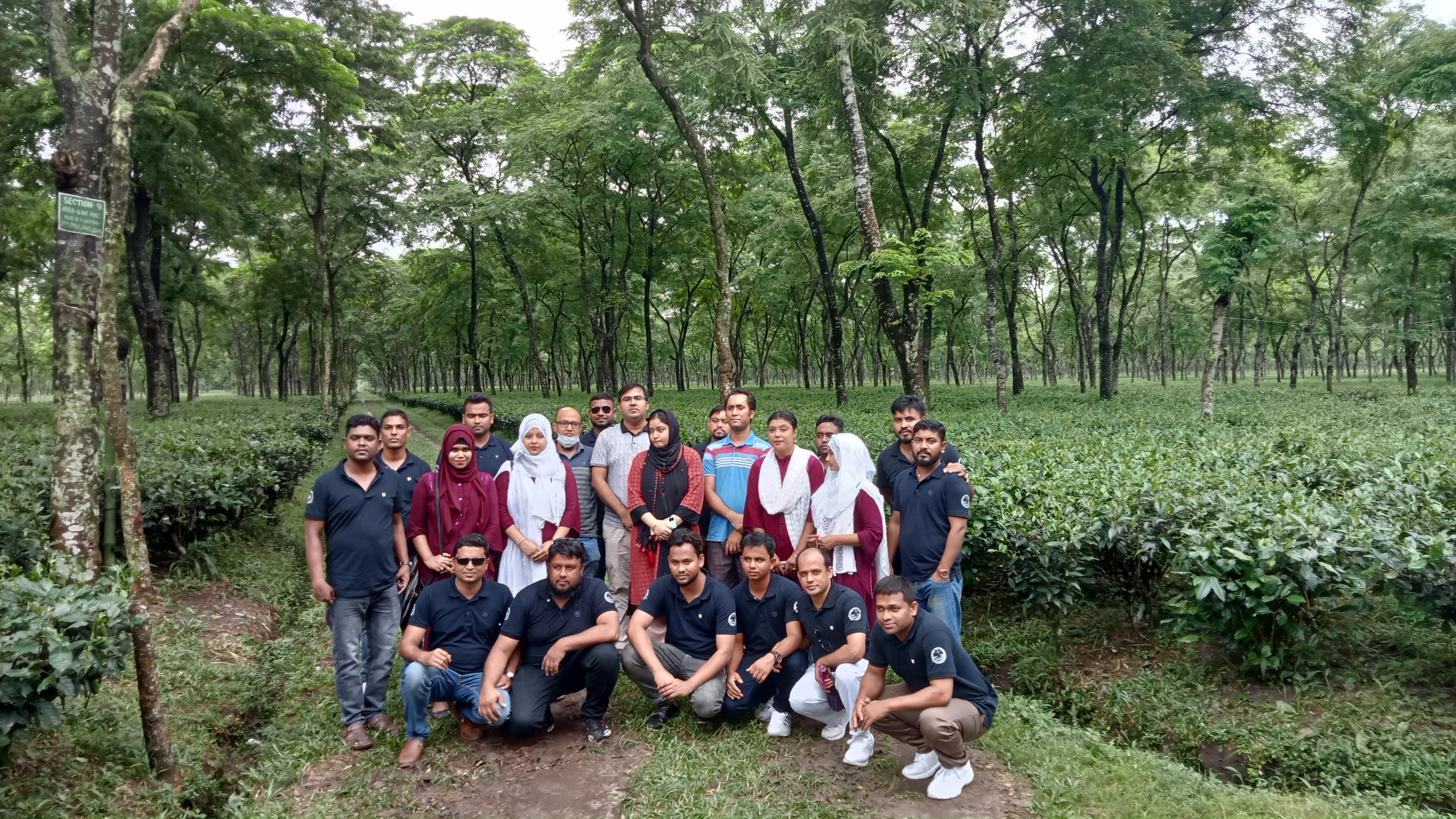 হিলি চা বাগান পরিদর্শন প্রশিক্ষণার্থীরা