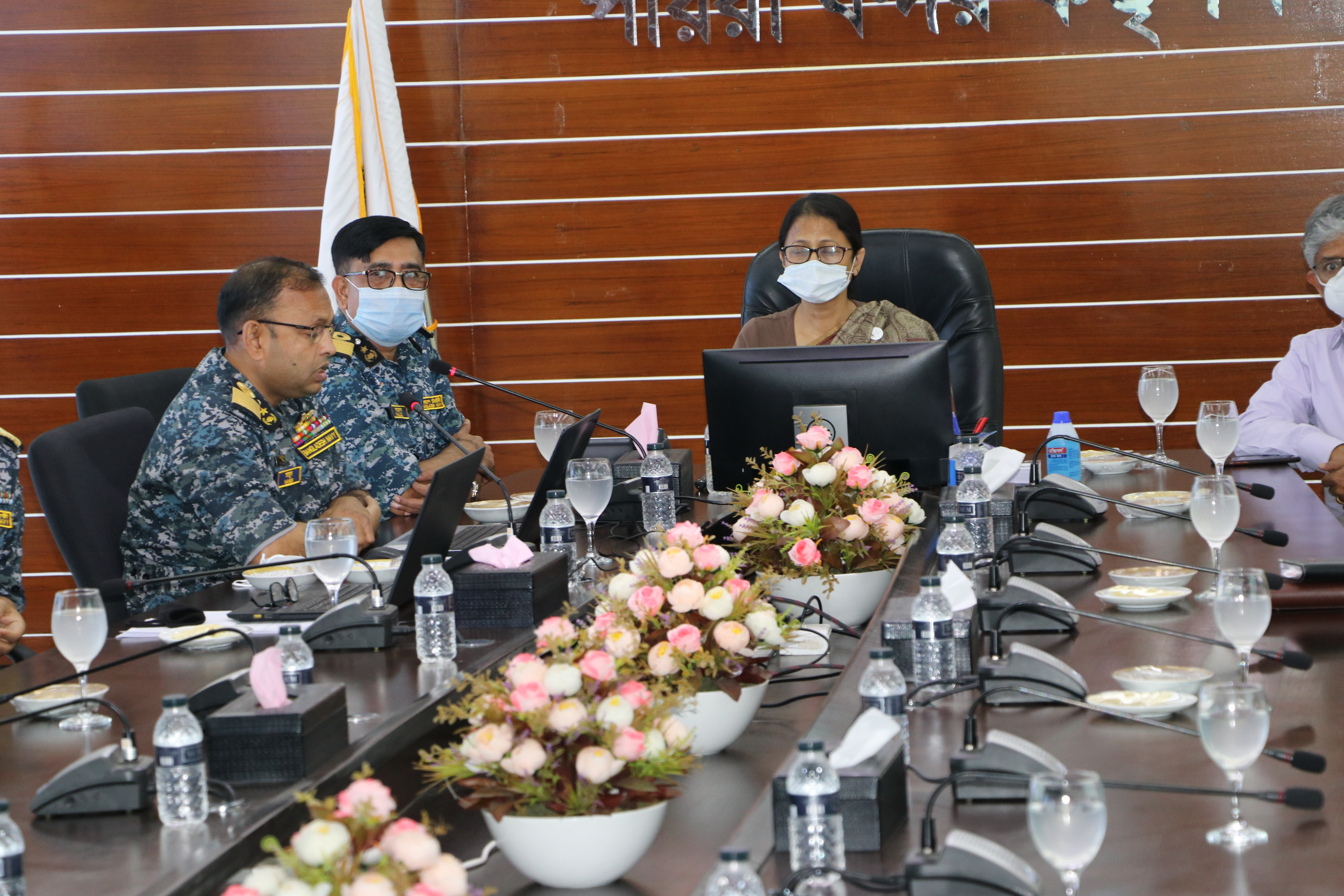 পায়রা বন্দরের কনফারেন্স কক্ষে বন্দরের উর্ধ্বতন কর্মকর্তাবৃন্দের উপস্থিতিতে সচিব মহোদয়কে বন্দরের উন্নয়ন কার্যক্রম সম্পর্কে উপস্থাপনা প্রদান।