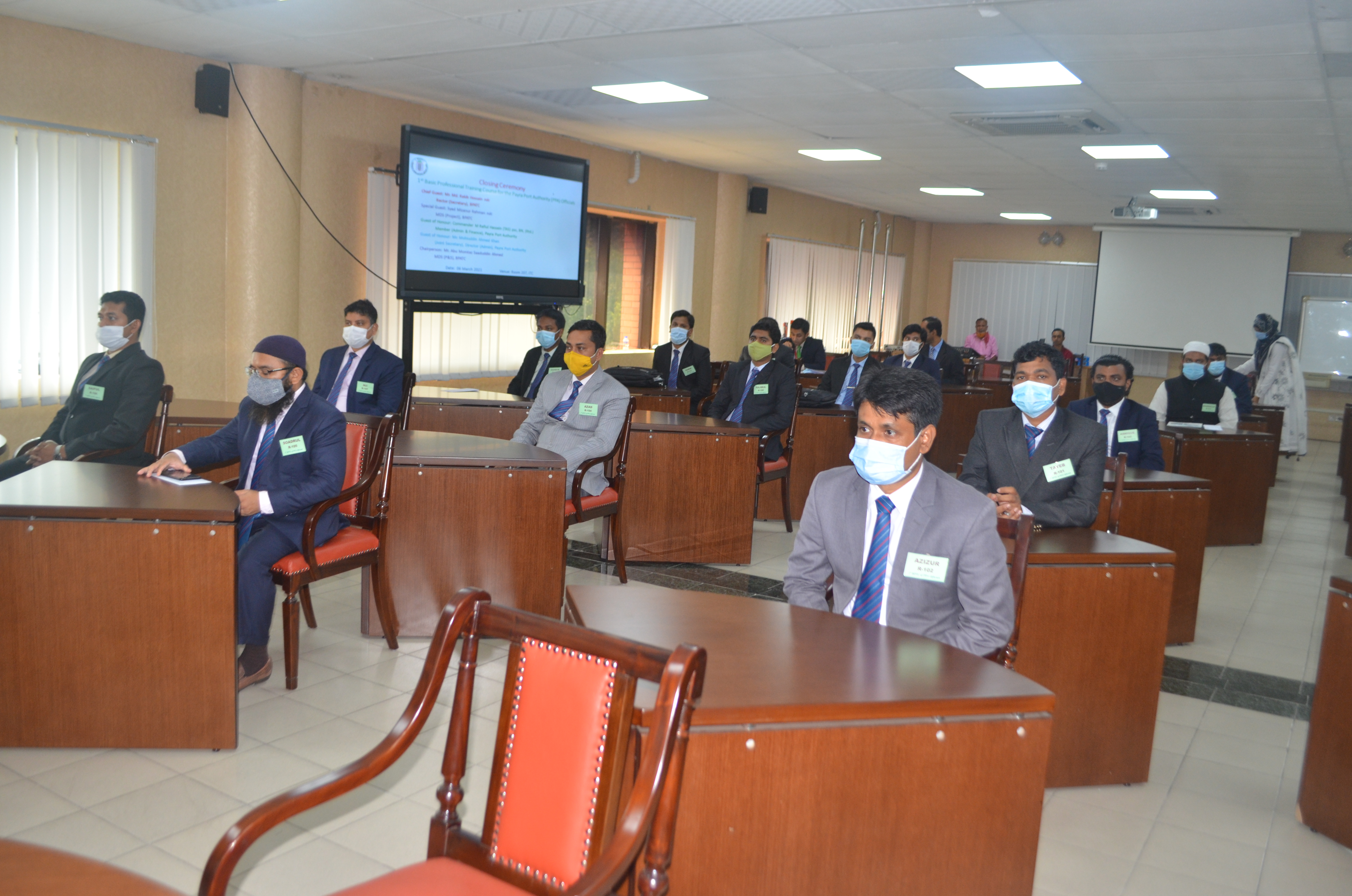 কোর্সের সমাপণী ও সার্টিফিকেট বিতরণ অনুষ্ঠানে ফ্যাকাল্টি ও প্রশিক্ষণার্থীরা