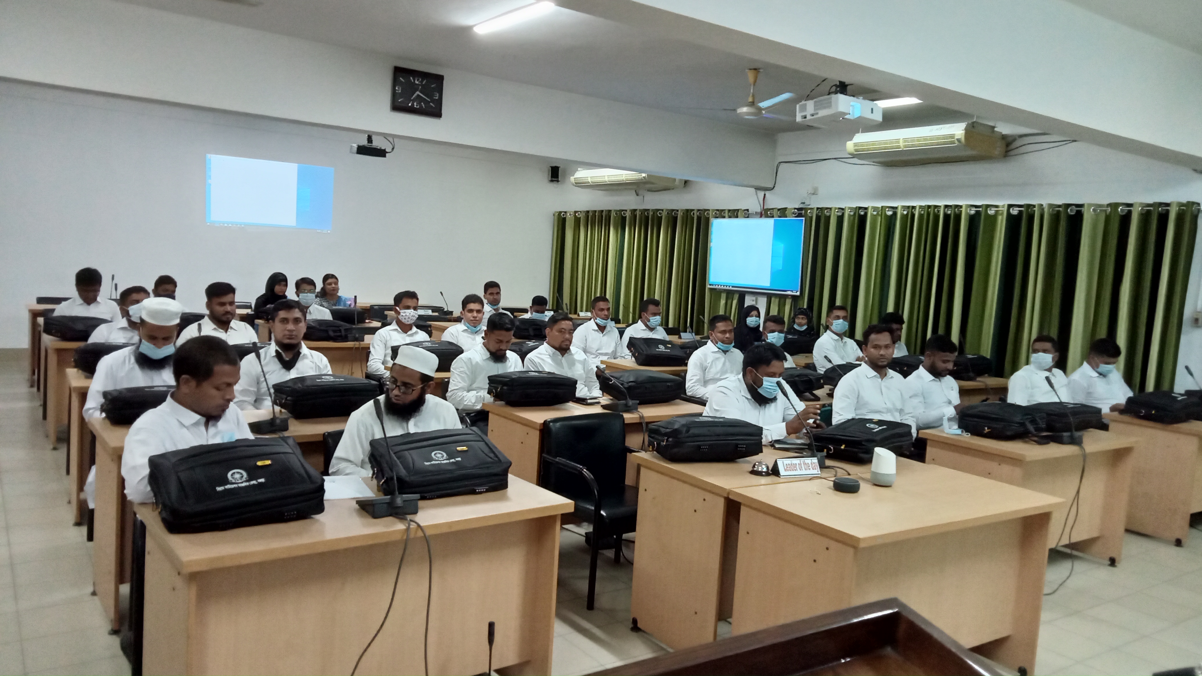 শ্রেণিকক্ষে প্রশিক্ষণার্থীরা