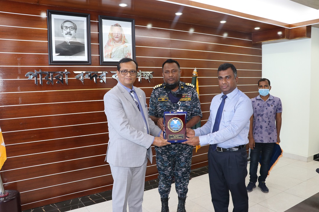পায়রা বন্দরের পক্ষ থেকে বিভাগীয় কমিশনার মহোদয়কে শুভেচ্ছা স্মারক হিসেবে ক্রেস্ট প্রদান।