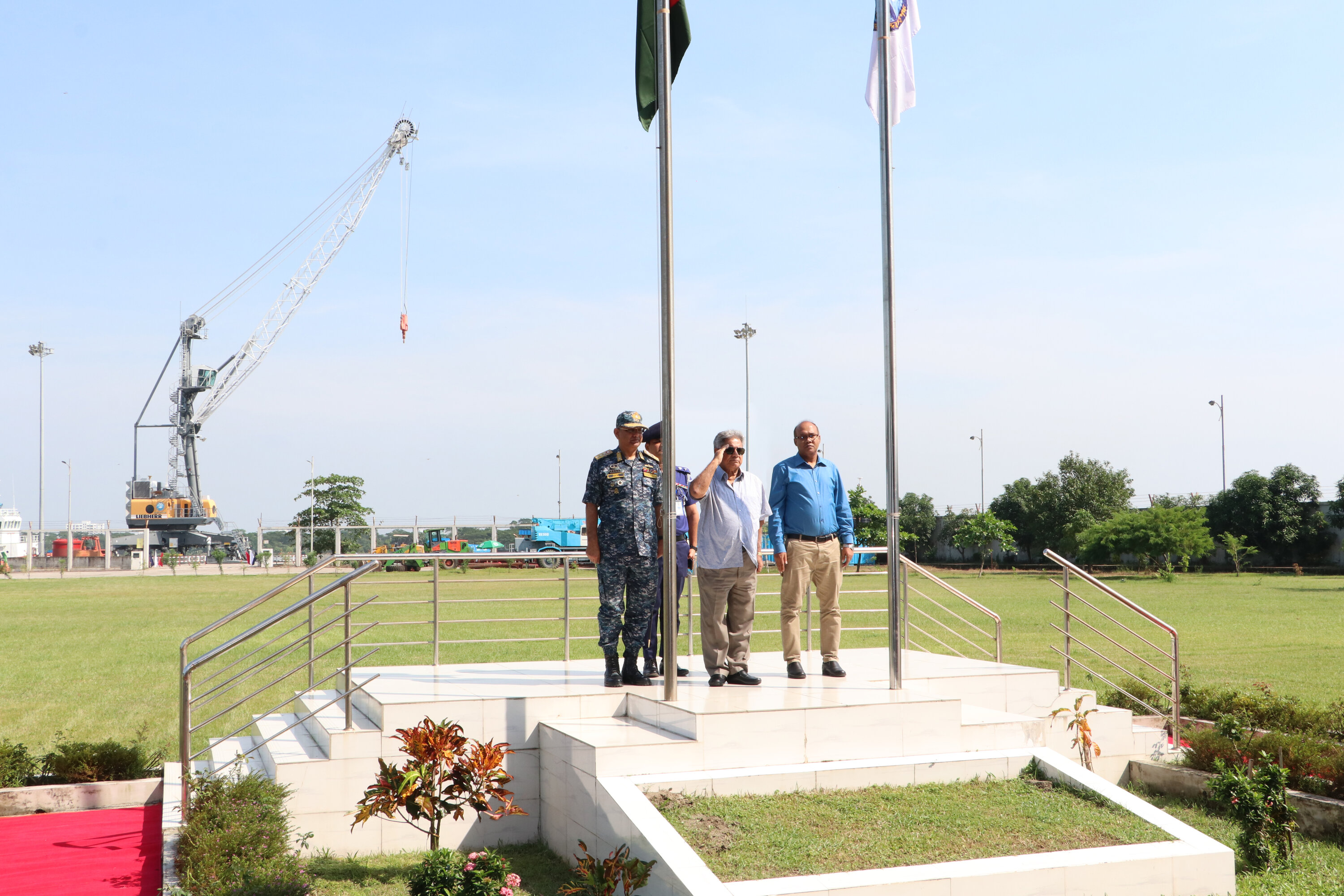 নৌপরিবহন মন্ত্রণালয়ের মাননীয় উপদেষ্টা মহোদয়কে গার্ড অফ অনার প্রদর্শন