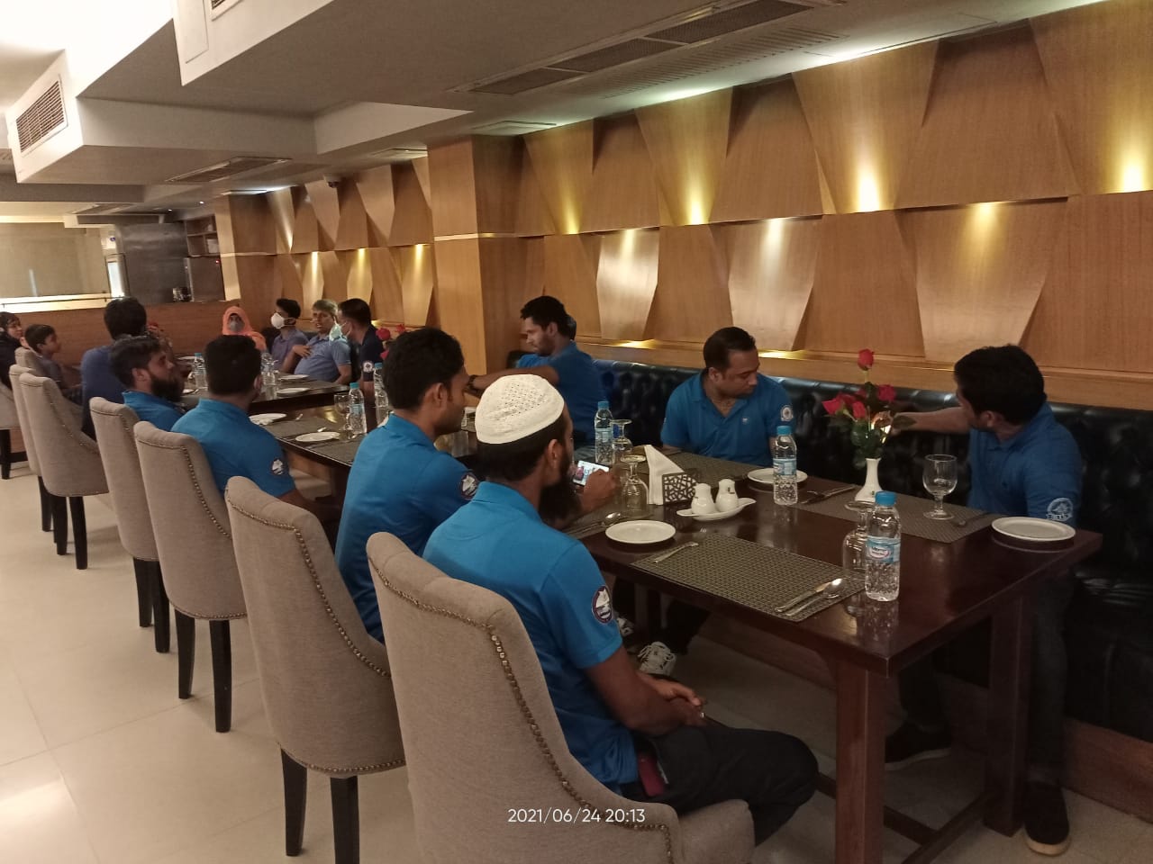 মমইন রেস্টুরেন্ট এর রাতের খাবারের সময় প্রশিক্ষণার্থীরা