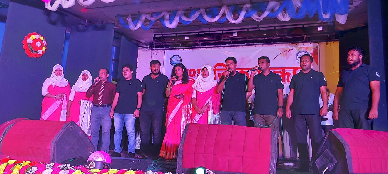 সাংস্কৃতিক সন্ধ্যায় জাতীয় সংগীত পরিবেশন করছে প্রশিক্ষণার্থীরা