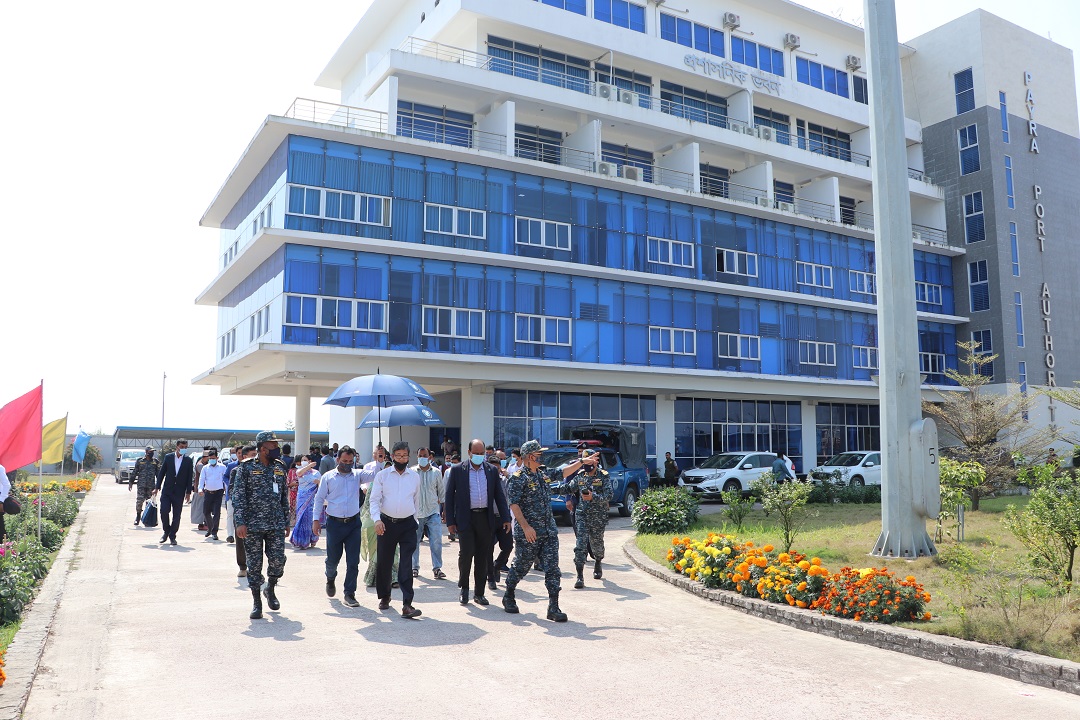 রাবনাবাদ চ্যানেল পরিদর্শনের উদ্দেশ্যে জেটির দিকে জাতীয় রাজস্ব বোর্ডের চেয়ারম্যান ও নৌ-পরিবহন মন্ত্রণালয়ের অতিরিক্ত সচিব মহোদয়ের যাত্রা।