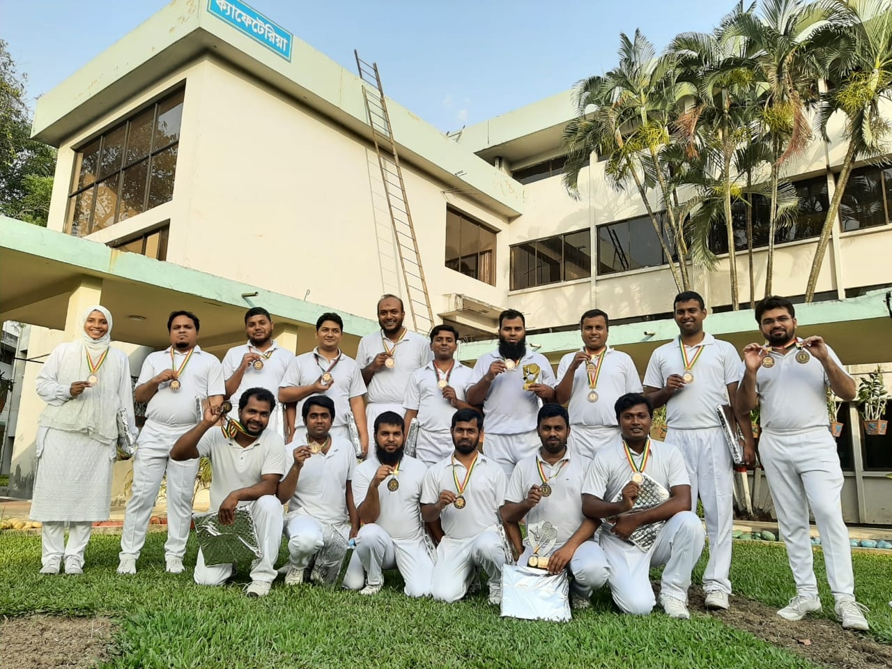 ফুটবল ম্যাচ শেষে মেডেল ও ট্রফি নিয়ে প্রশিক্ষণার্থীরা