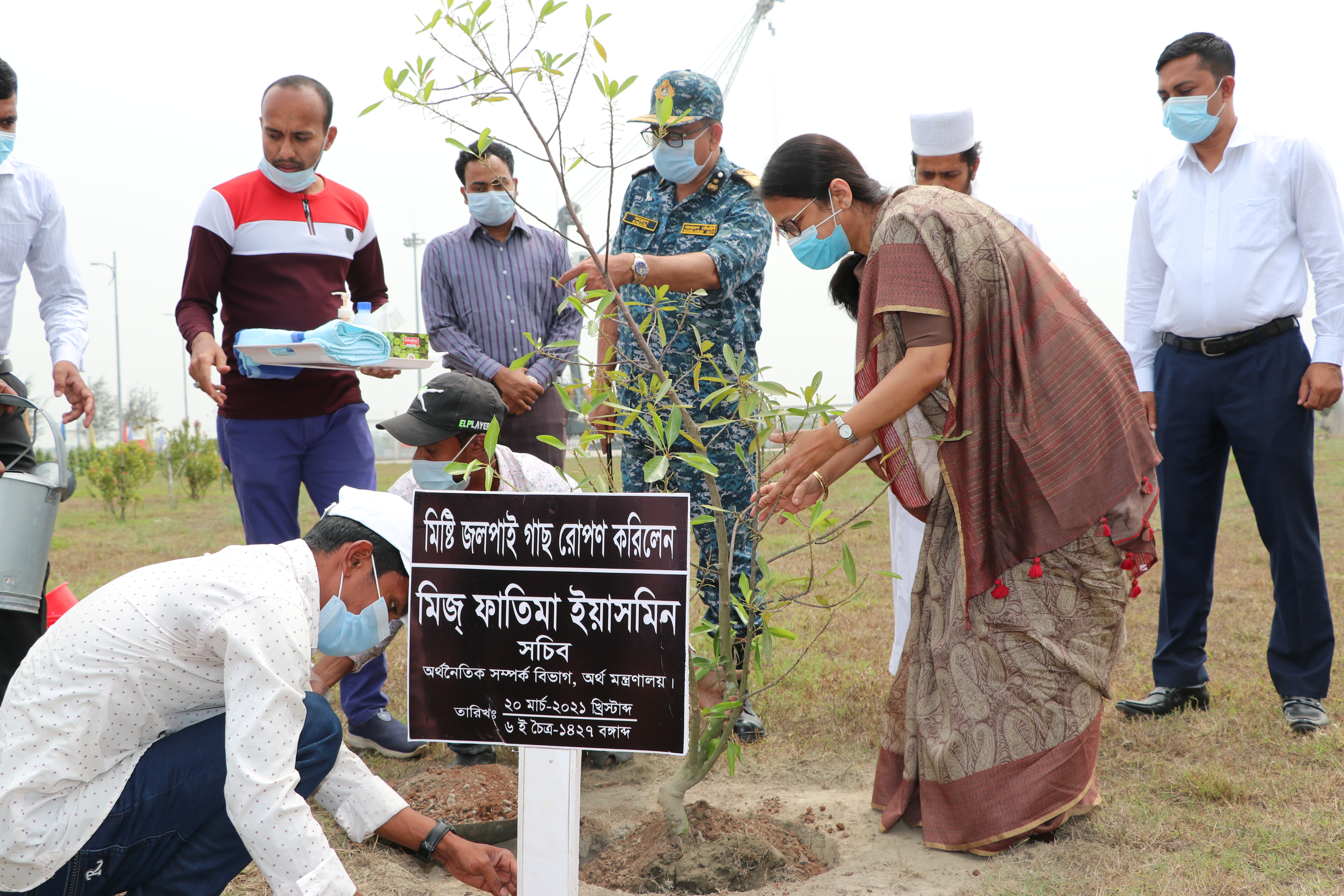 সচিব মহোদয়ের বৃক্ষ রোপন কর্মসূচীতে অংশগ্রহণ।