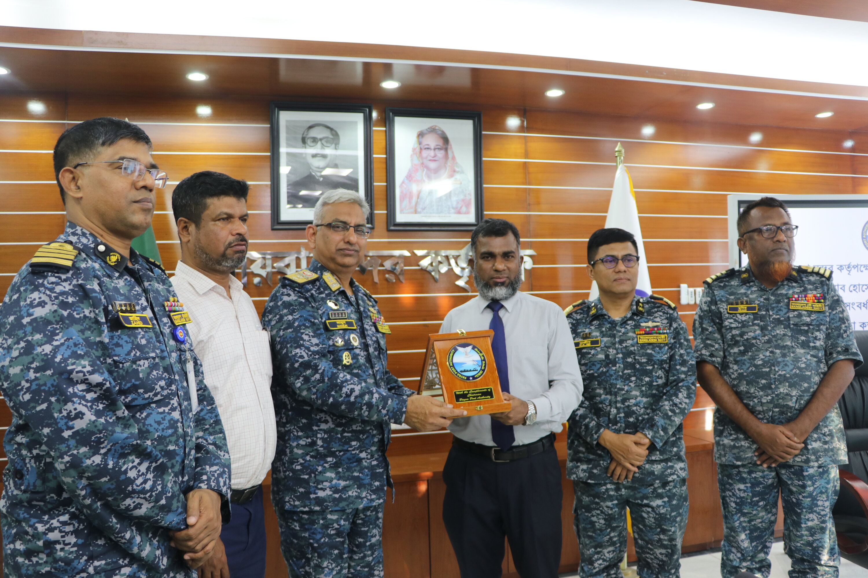 মোঃ সোহরাব হোসেন মহোদয়ের বিদায় অনুষ্ঠানে বিদায়ী সংবর্ধনা উপহার তুলে দিচ্ছেন চেয়ারম্যান মহোদয়