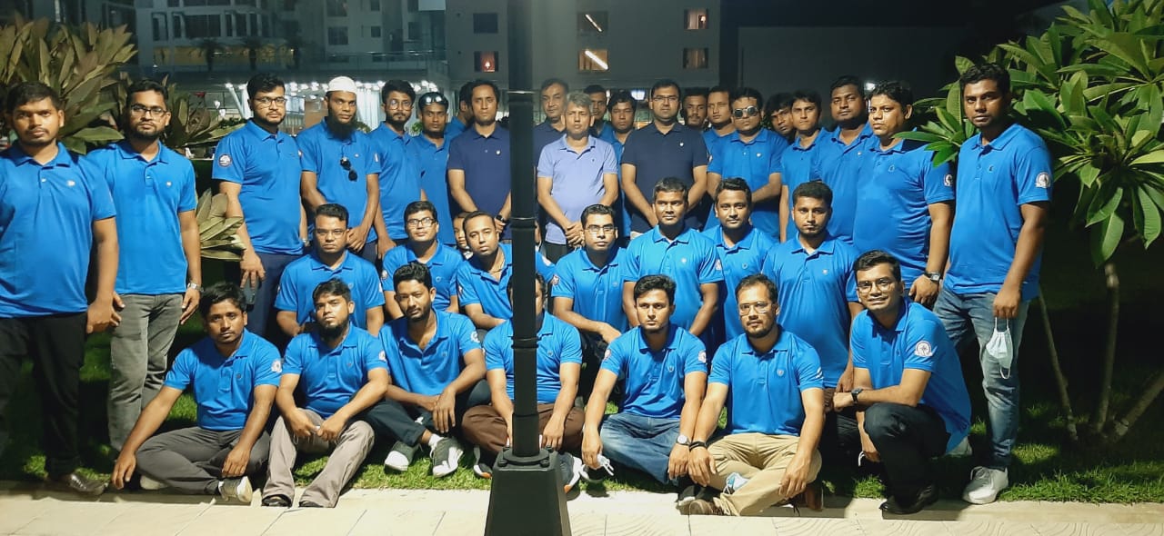 মমইন রেস্টুরেন্ট এর রাতের খাবারের পূর্বে কোর্স ম্যানেজমেন্ট টীম ও প্রশিক্ষণার্থীরা