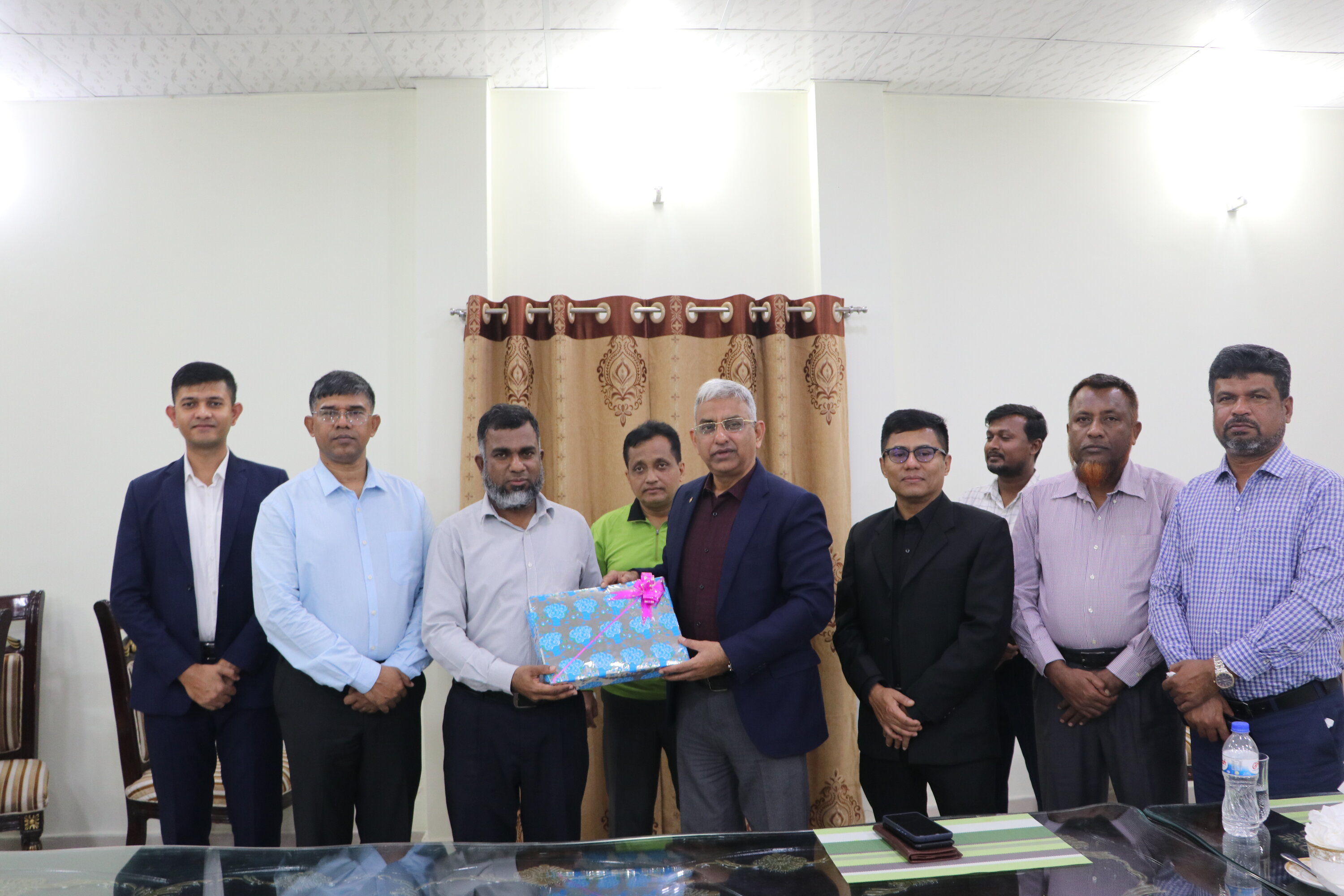 মোঃ সোহরাব হোসেন মহোদয়ের বিদায় অনুষ্ঠানে চেয়ারম্যান মহোদয়ের পক্ষ থেকে গিফট বক্স উপহার