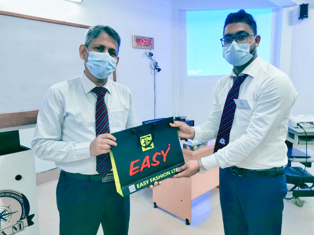 প্রশিক্ষণার্থীদের পক্ষ হতে বিআইএএম এর পরিচালক মহোদয়কে উপহার প্রদান।