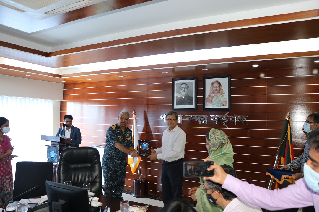 পায়রা বন্দরের পক্ষ থেকে জাতীয় রাজস্ব বোর্ডের চেয়ারম্যান মহোদয়কে শুভেচ্ছা স্মারক হিসেবে ক্রেস্ট প্রদান।