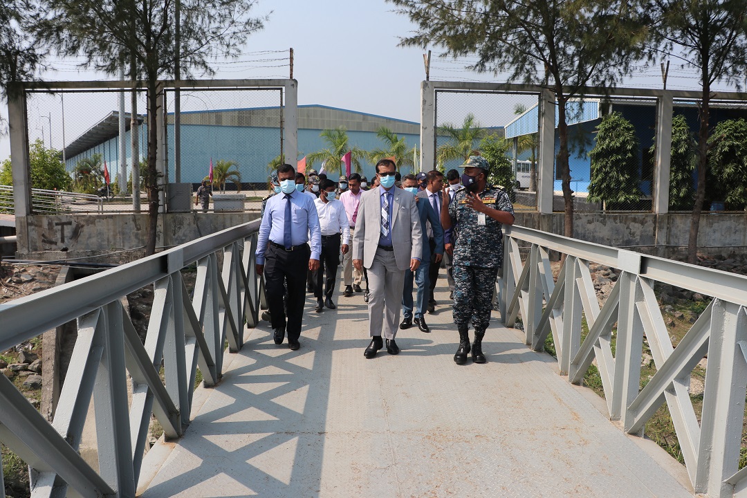 রাবনাবাদ চ্যানেল পরিদর্শনের উদ্দেশ্যে জেটির দিকে কমিশনার মহোদয়ের যাত্রা।