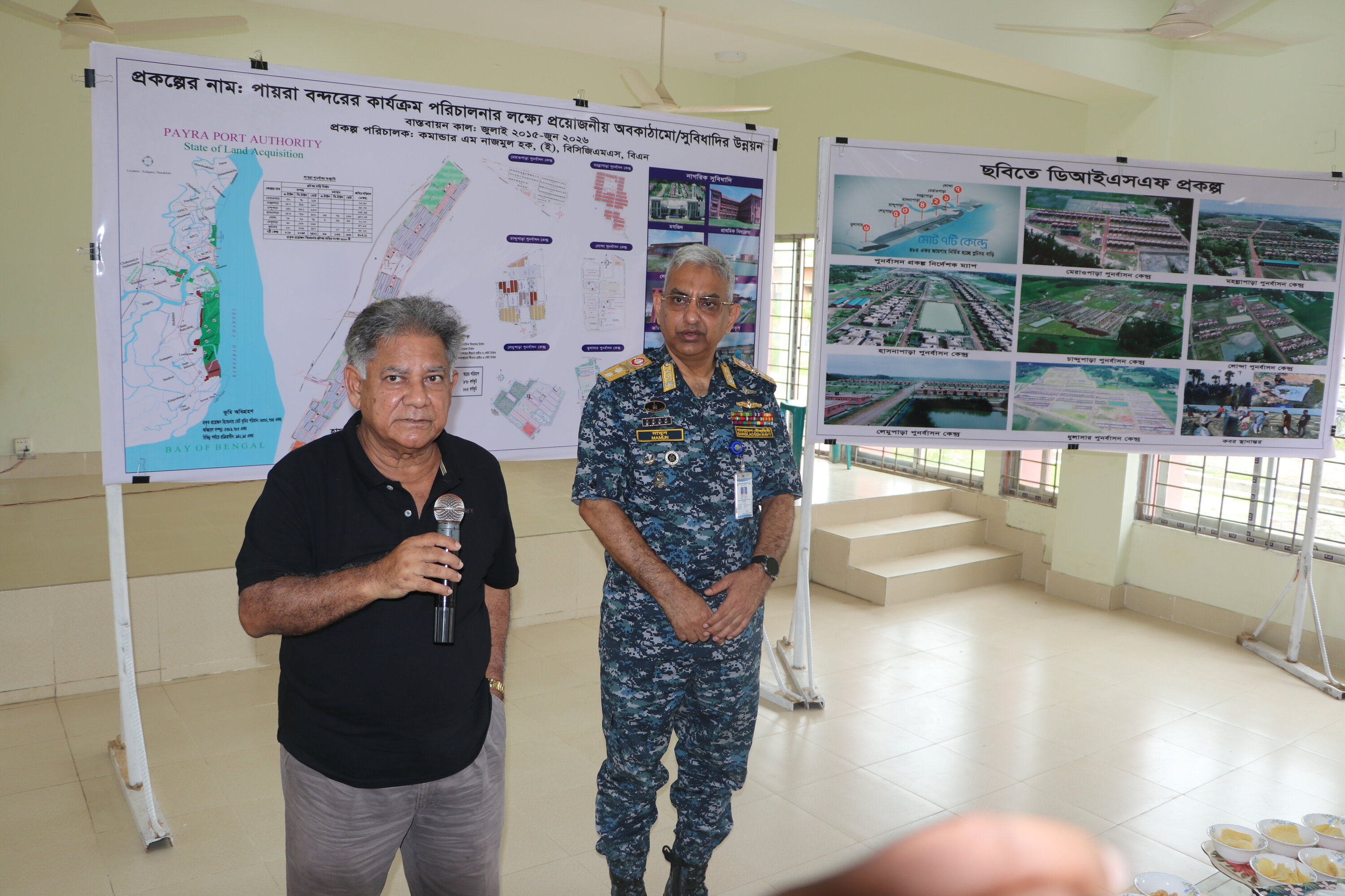নৌপরিবহন মন্ত্রণালয়ের মাননীয় উপদেষ্টা মহোদয়ের DISF প্রকল্পের উন্নয়ন কর্মসূচী পর্যবেক্ষণ করে বক্তব্য রাখছেন