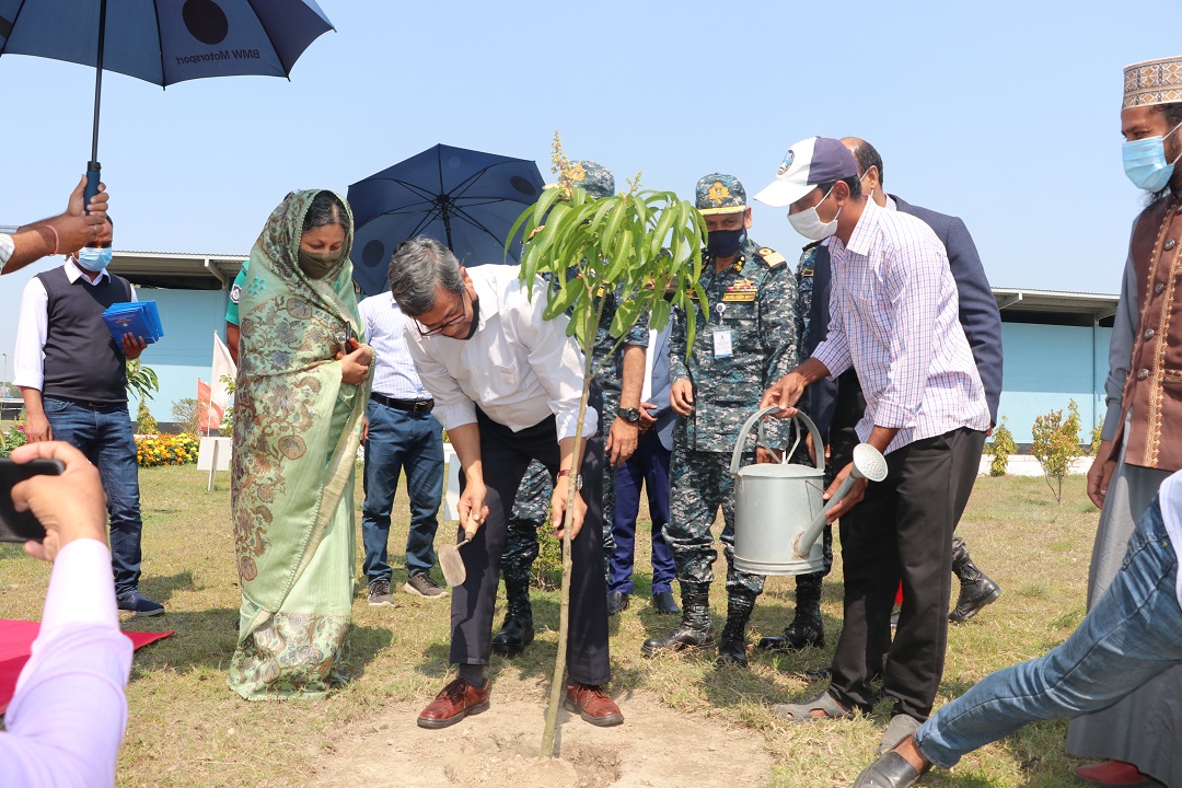 জাতীয় রাজস্ব বোর্ডের চেয়ারম্যান মহোদয় ও নৌ-পরিবহন মন্ত্রণালয়ের অতিরিক্ত সচিব মহোদয় বৃক্ষ রোপন কর্মসূচীতে অংশগ্রহণ।