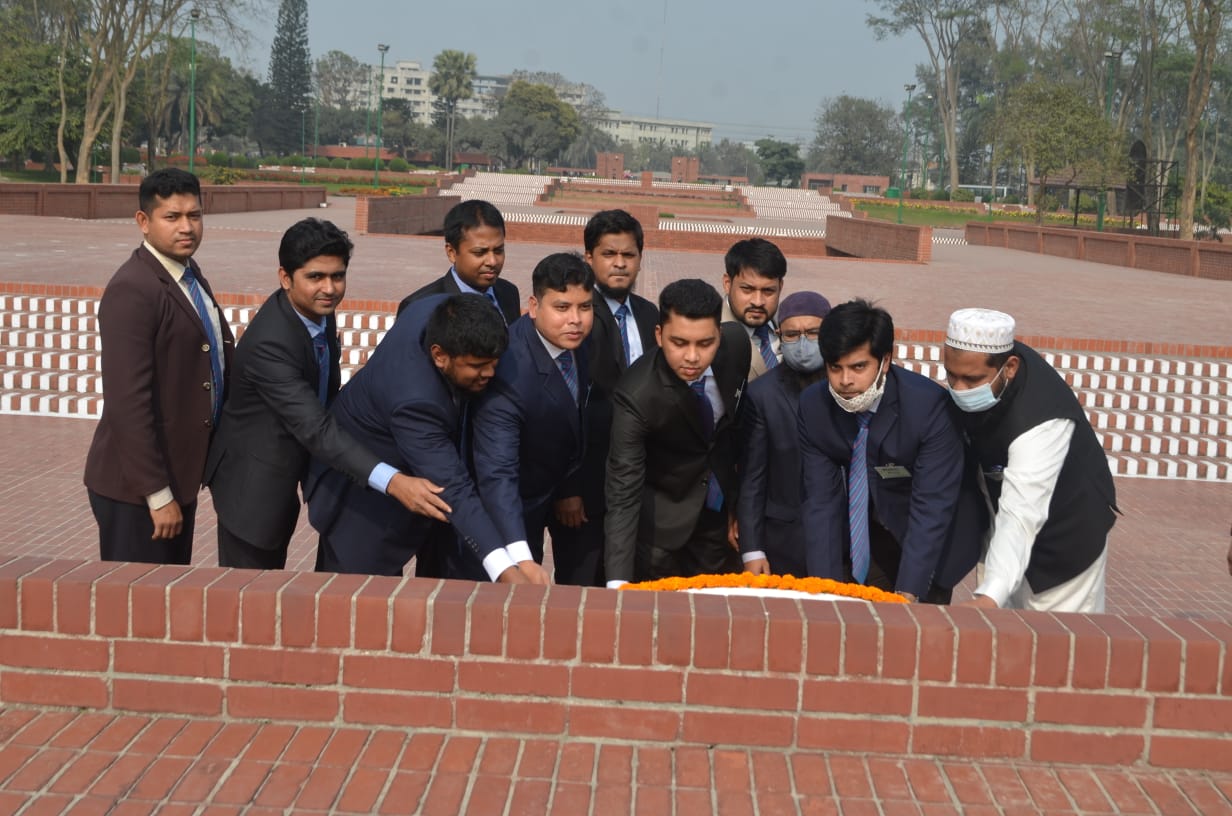 জাতীয় স্মৃতিসৌধে পুষ্পস্তবক অর্পণ করছেন প্রশিক্ষণার্থীরা