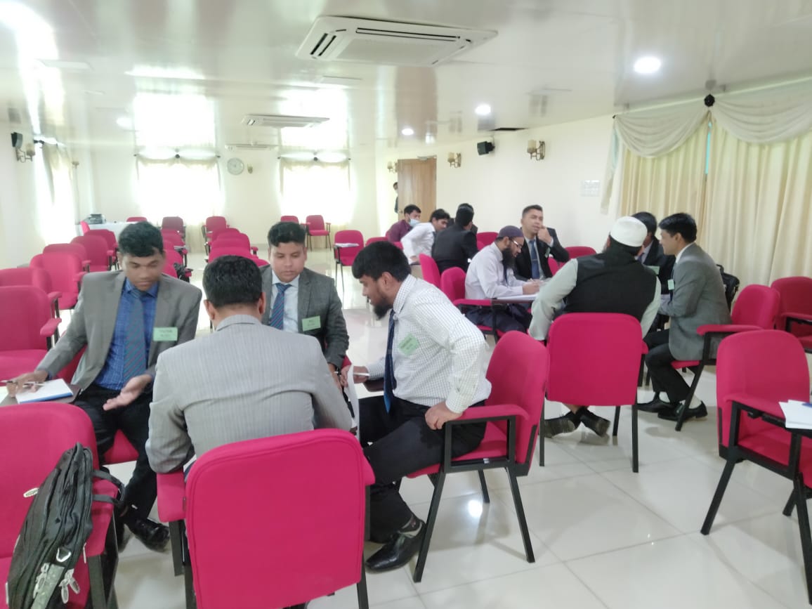 শ্রেণিকক্ষে গ্রুপওয়ার্কে ব্যস্ত প্রশিক্ষণার্থীরা