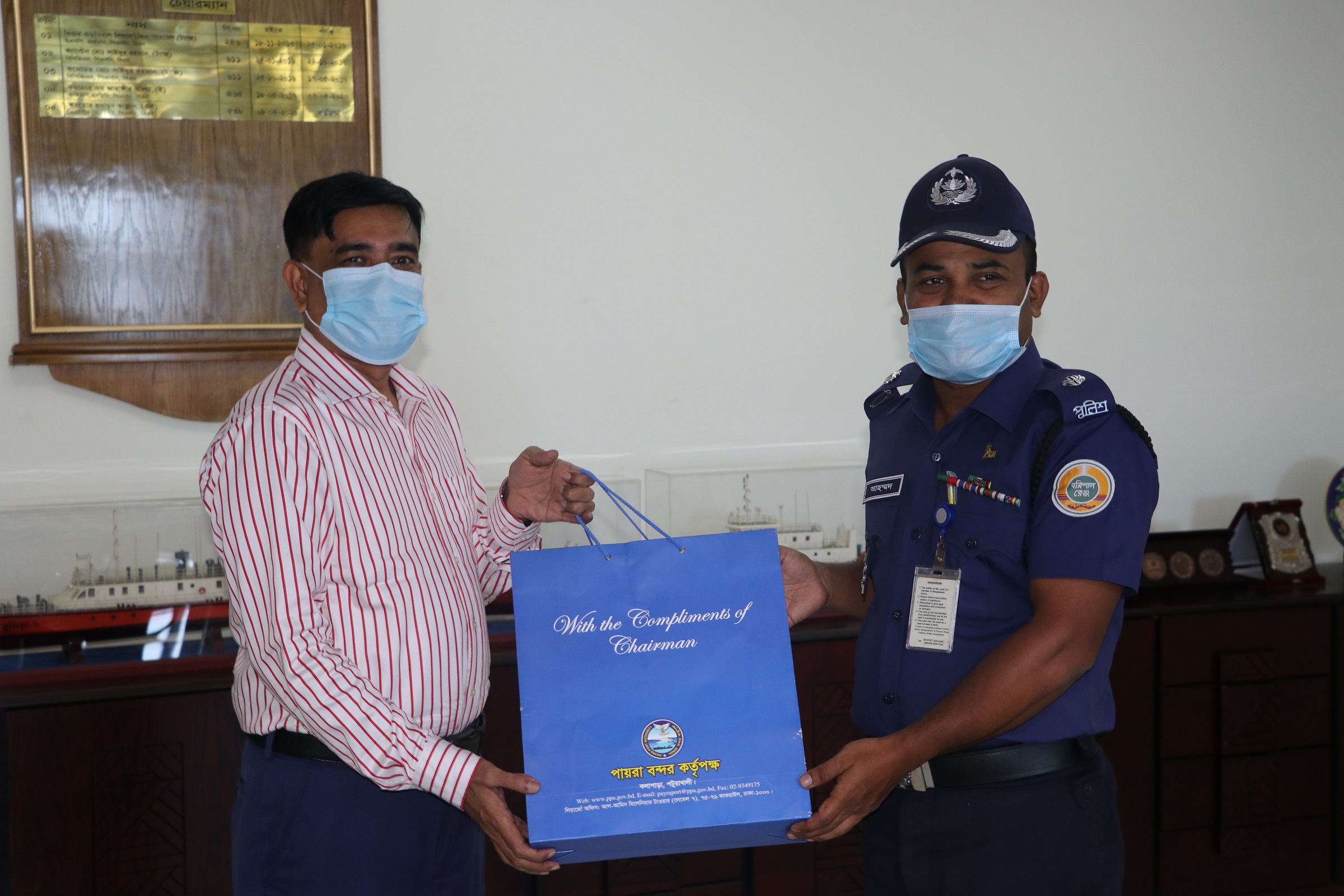 পায়রা বন্দর কর্তৃপক্ষের চেয়ারম্যান মহোদয়ের নিকট থেকে উপহার গ্রহণ করছেন কলাপাড়া সার্কেলের অতিরিক্ত পুলিশ সুপার জনাব আহমদ আলী।