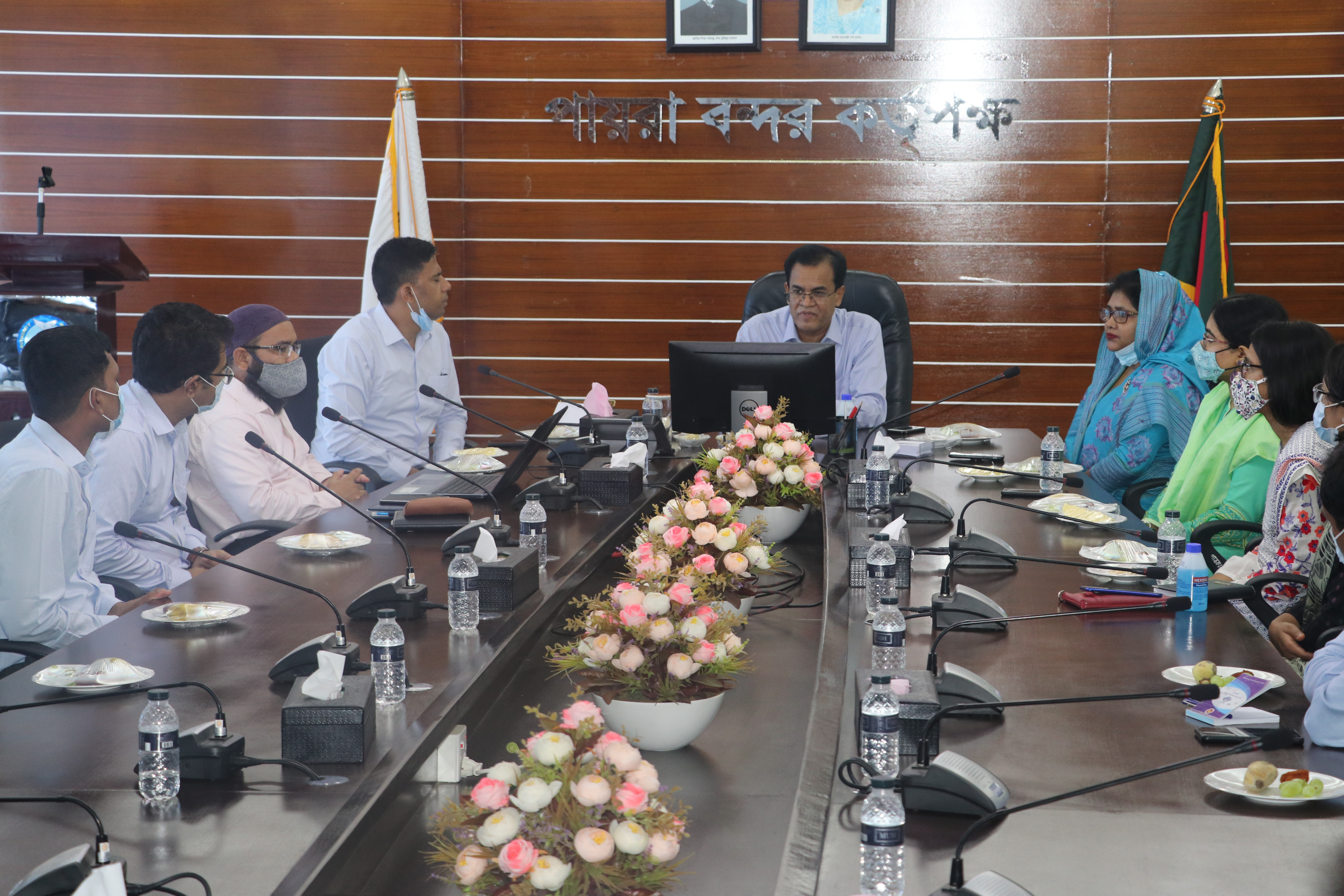 পায়রা বন্দরের কনফারেন্স কক্ষে বন্দরের কর্মকর্তাবৃন্দের উপস্থিতিতে বরিশাল বিভাগীয় কমিশনার মহোদয়কে বন্দরের উন্নয়ন কার্যক্রম সম্পর্কে উপস্থাপনা প্রদান।