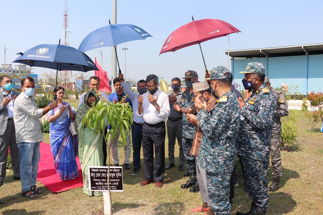 জাতীয় রাজস্ব বোর্ডের চেয়ারম্যান মহোদয় ও নৌ-পরিবহন মন্ত্রণালয়ের অতিরিক্ত সচিব মহোদয় বৃক্ষ রোপন কর্মসূচীতে অংশগ্রহণ।