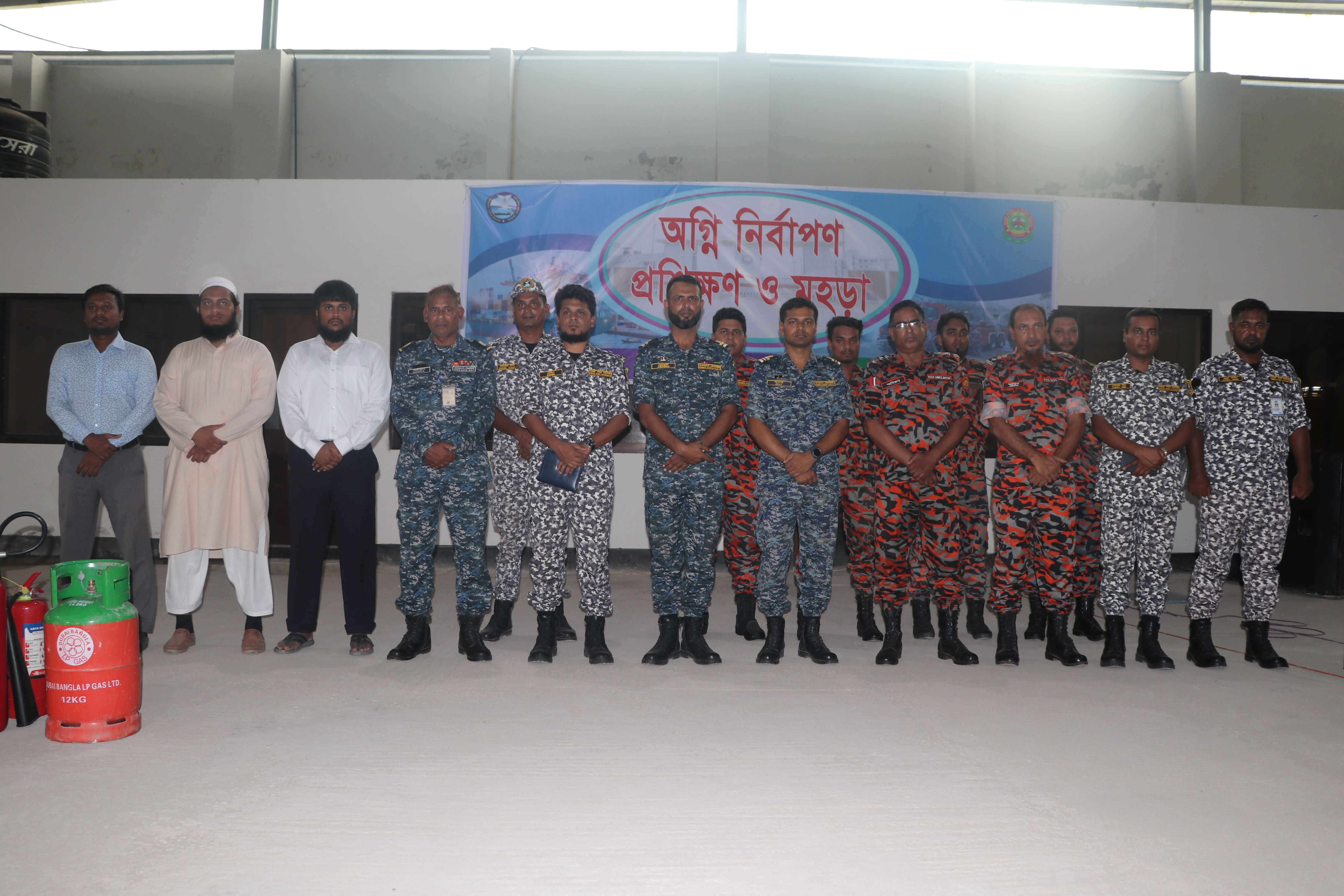 অগ্নি নির্বাপণ প্রশিক্ষণ ও মহড়ায় পাবকের এবং ফায়ার সার্ভিস ও সিভিল ডিফেন্স, পটুয়াখালী-এর কর্মকর্তাবৃন্দ।