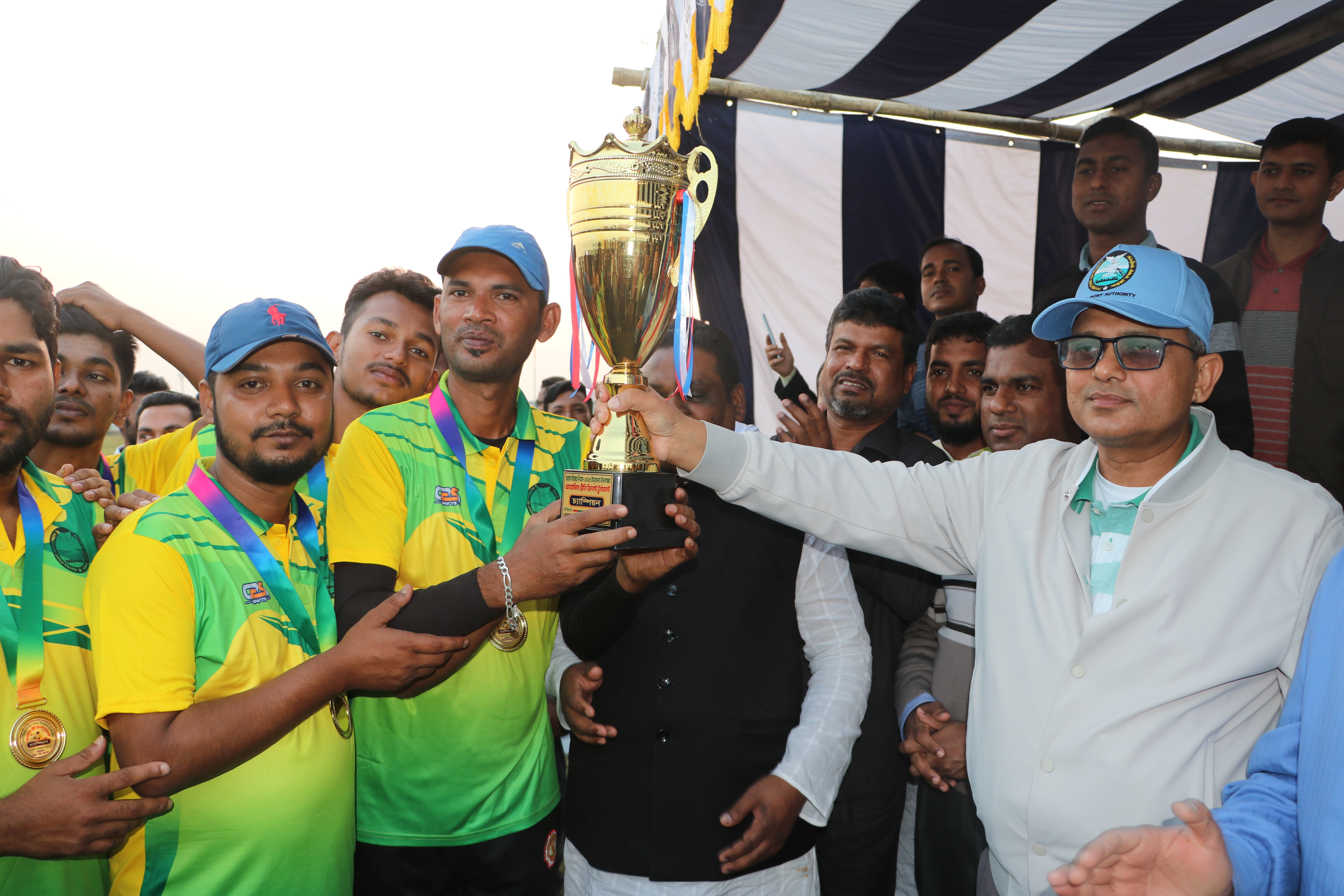 বিজয়ী ক্রিকেট দলের হাতে ট্রাফি তুলে দিচ্ছেন চেয়ারম্যান মহোদয়