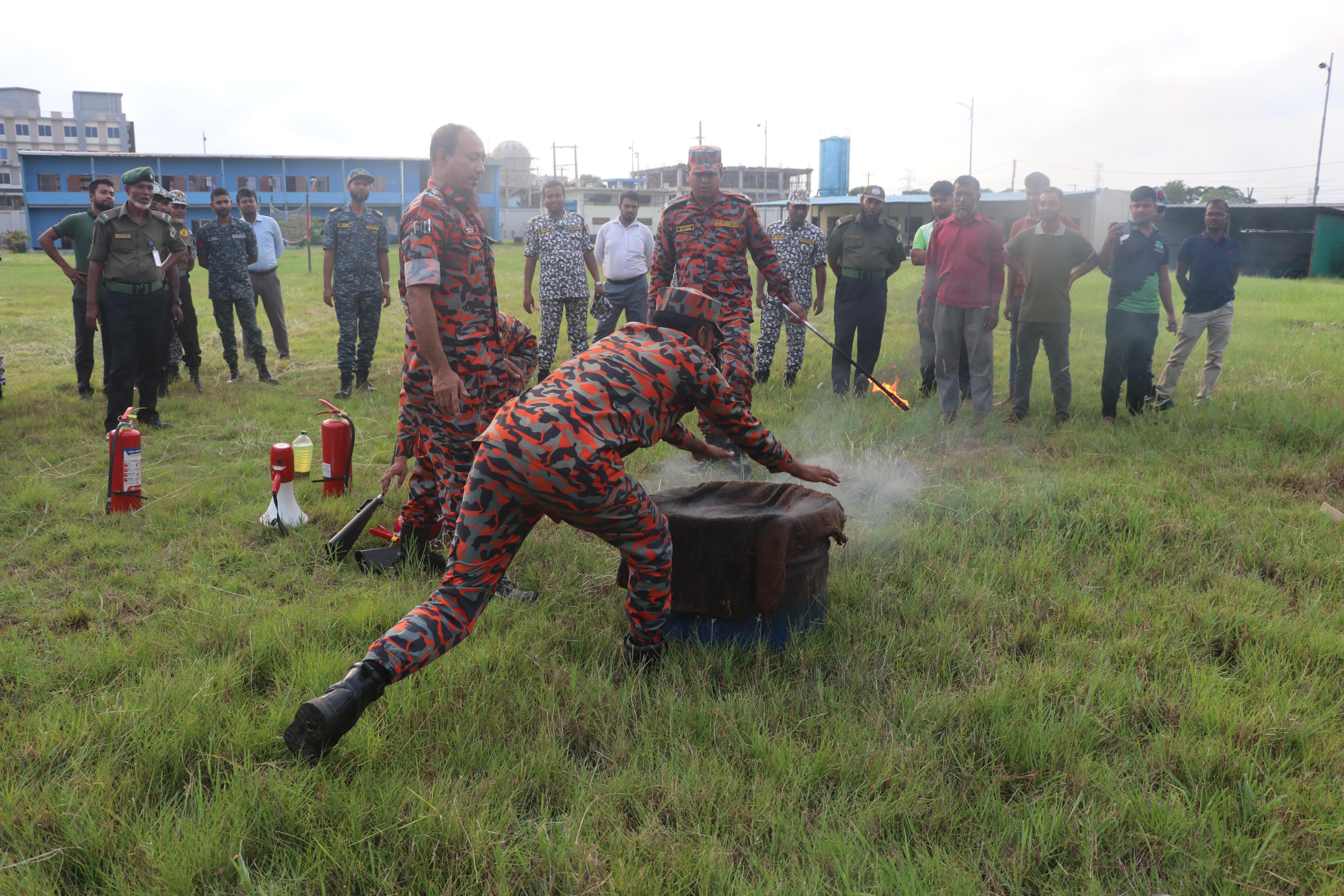অগ্নি নির্বাপণ প্রশিক্ষণ ও মহড়ার ব্যবহারিক প্রশিক্ষণ।