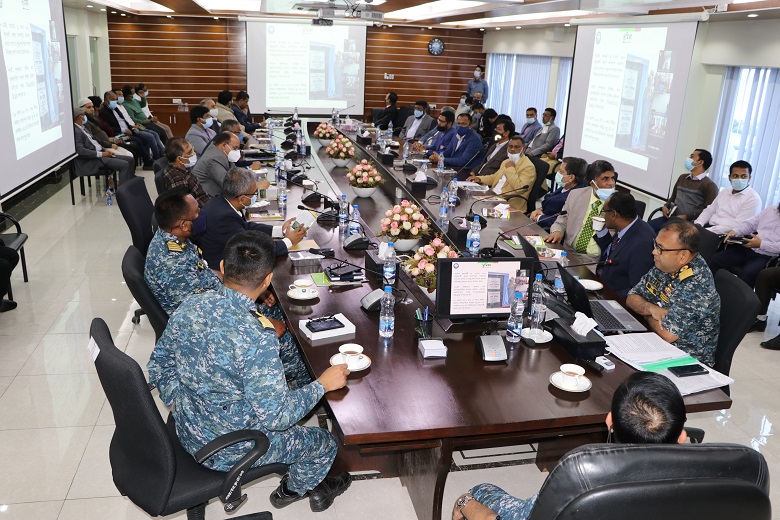 পায়রা বন্দর কর্তৃপক্ষ এবং বন্দর ব্যবহারকারী/স্টেকহোল্ডারগণ-এর মধ্যে মতবিনিময় সভায় বন্দরের উন্নয়ন কার্যক্রম সম্পর্কে উপস্থাপনা প্রদান করছেন সদস্য (হারবার এন্ড মেরিন), পায়রা বন্দর কর্তৃপক্ষ।